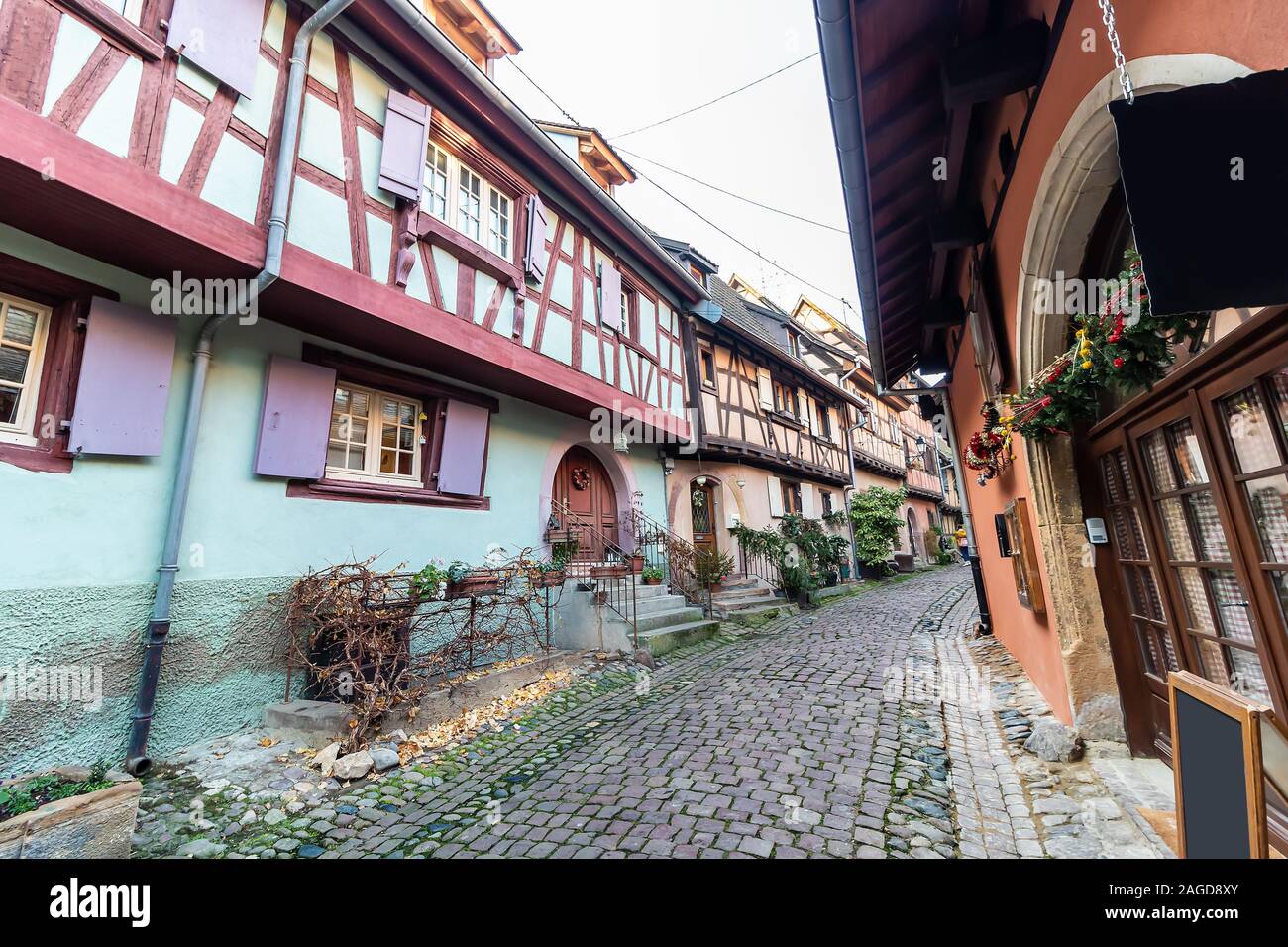 Les maisons colorées à colombages dans la vieille ville d'Eguisheim sur des Vins d'Alsace décoré à Noël, France Banque D'Images