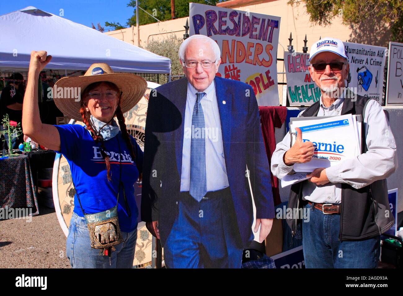 Bernie partisans de demander de l'aide dans sa soumission à l'élection présidentielle de 2020 le quatrième Ave street market dans Tucson AZ Banque D'Images