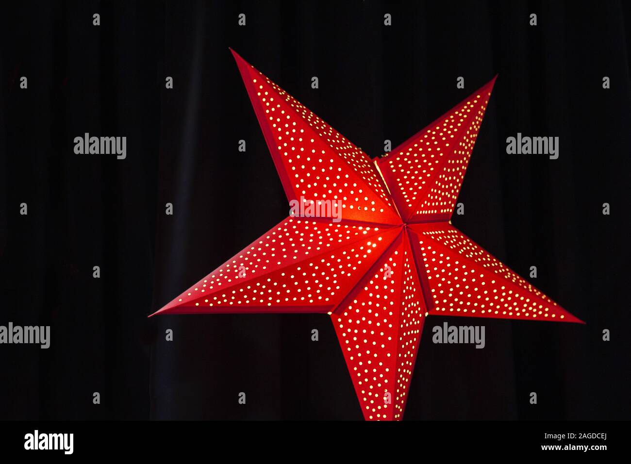 Red star lampe sur fond noir magic night light Banque D'Images