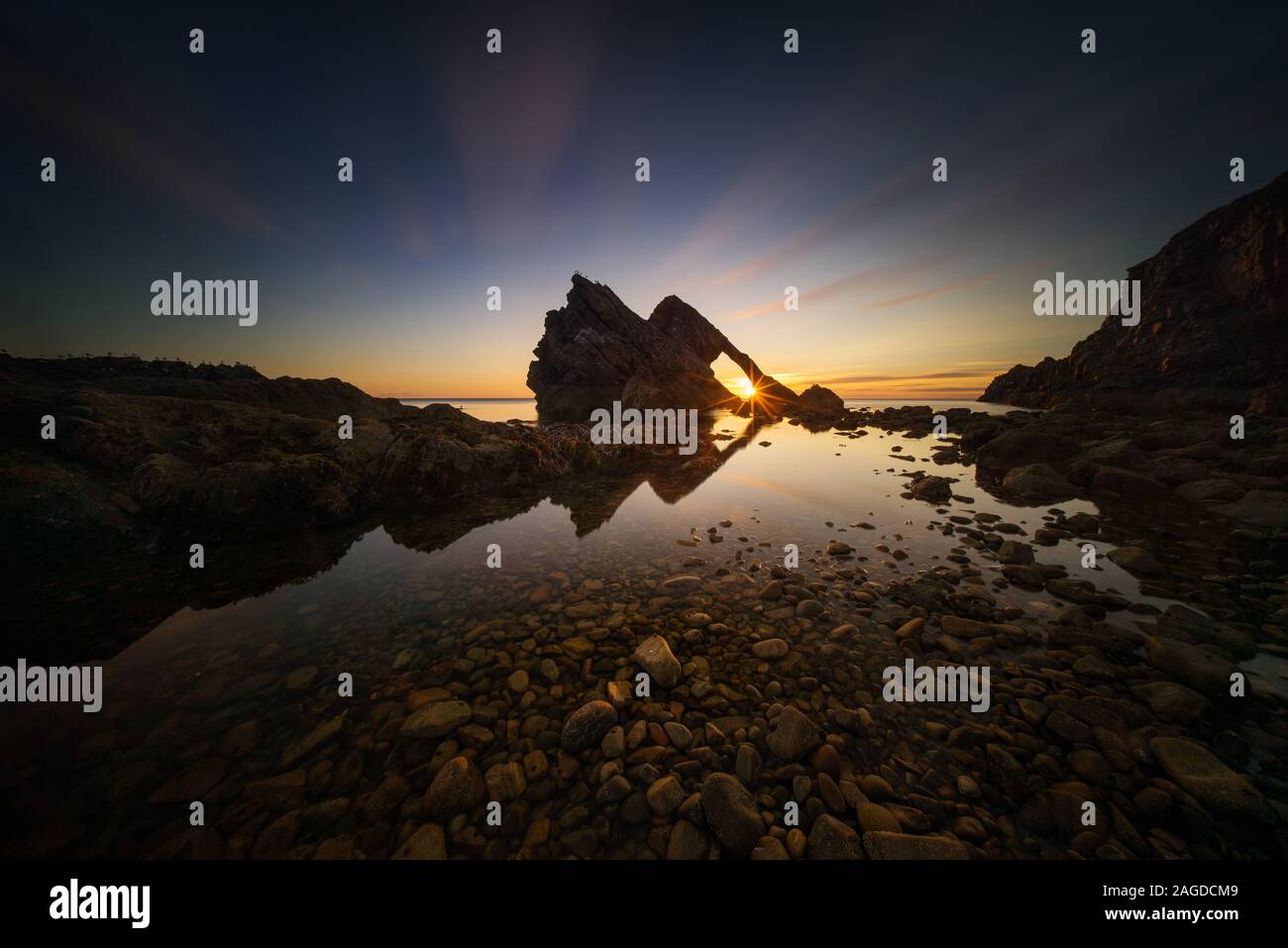 Fiddle Bow Rock reflet dans le lever du soleil la lumière, Portknockie, Ecosse Banque D'Images