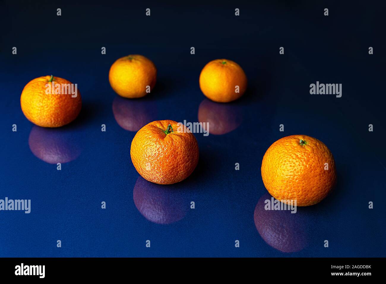 Composition avec orange mandarine sur un fond de couleur bleu classique.  Modèle, copie de l'espace. Couleur Bleu classique 2020 concept Photo Stock  - Alamy