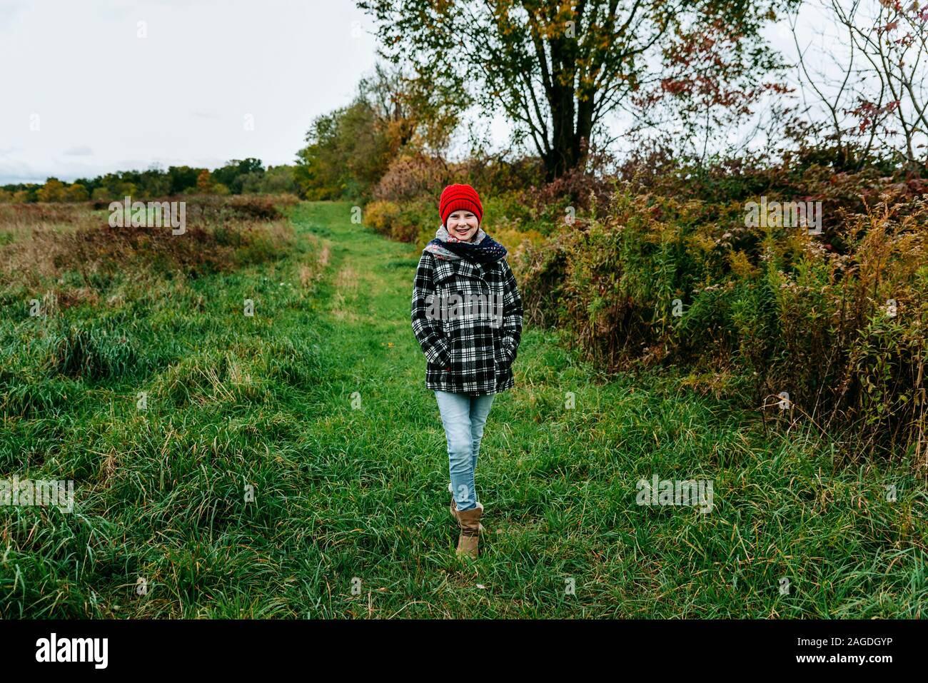 Adolescent marcher dans un chemin de campagne en octobre au Michigan Banque D'Images