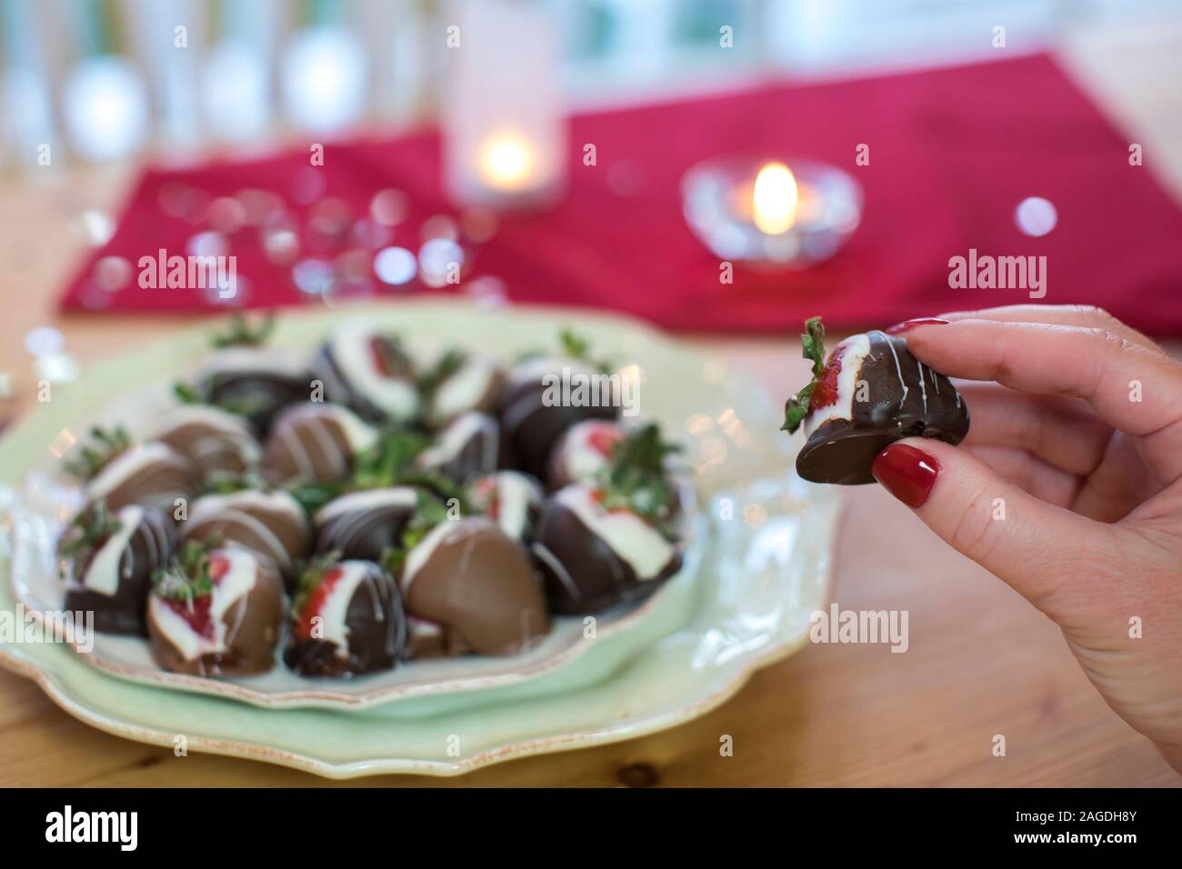 Woman's hand holding-chocolat fraises trempées Banque D'Images