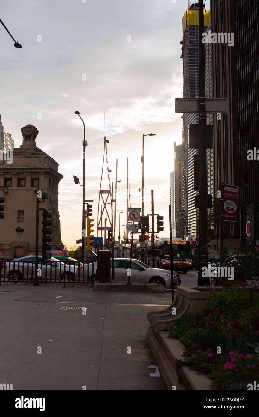 Le début de trajet du matin au centre-ville de Chicago, avec des bus et des voitures Banque D'Images