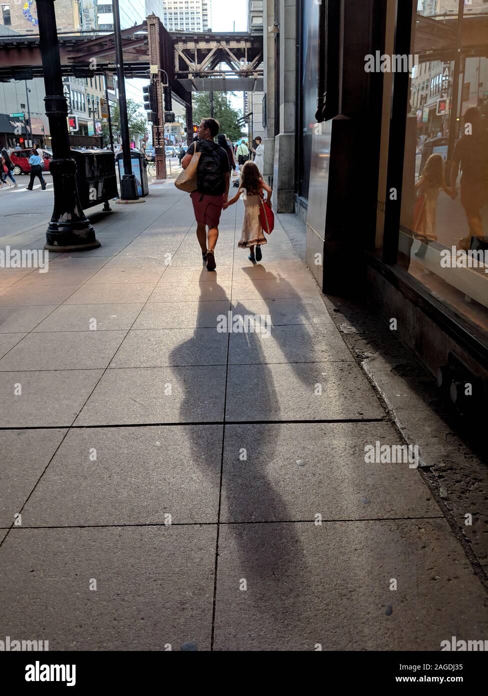 Un père et sa fille marcher dans le centre-ville de Chicago Banque D'Images