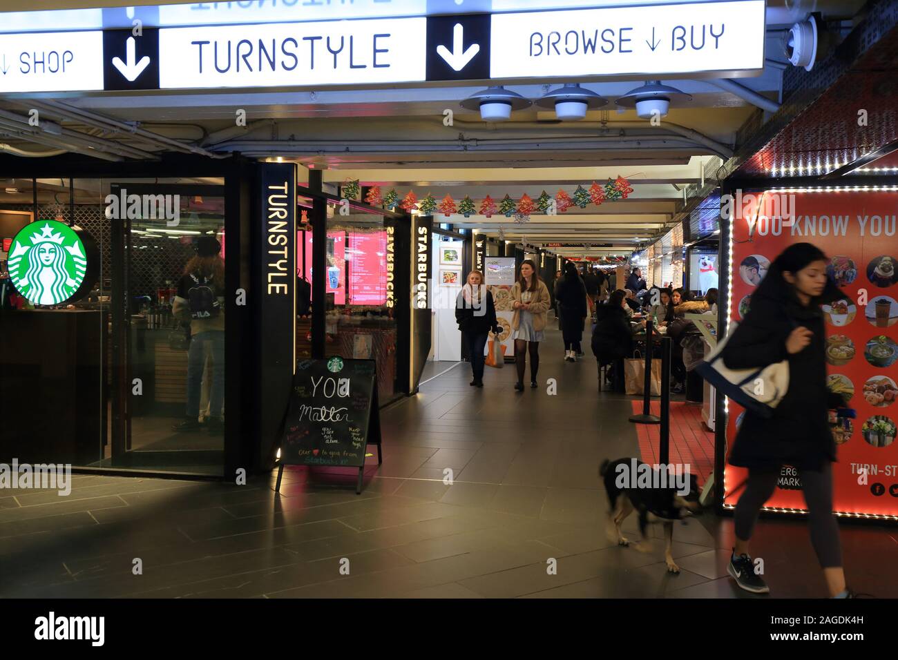 Turnstyle Underground Market, New York. Un marché et une salle de restauration situés dans un passage de métro et de transit à Columbus Circle dans Midtown Manhattan Banque D'Images