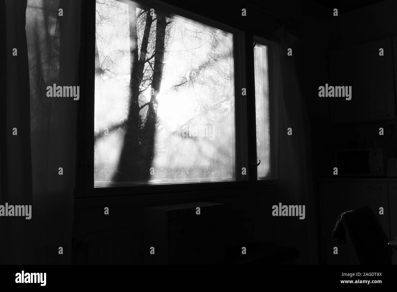 Paysage mystérieux d'une maison avec des fenêtres gelées pendant l'hiver Banque D'Images