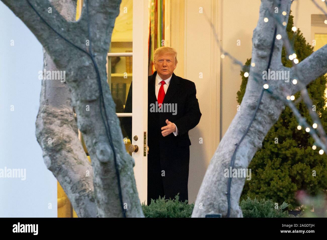 Le président américain, Donald J. Trump quitte le bureau ovale à quitter la pelouse Sud de la Maison Blanche par un marin en route vers le Michigan pour un rassemblement, à Washington, DC, USA, 18 décembre 2019. La Chambre des représentants des États-Unis s'apprête à voter sur deux articles de destitution contre le président américain, Donald J. Trump, d'abus de pouvoir et de l'obstruction du Congrès. Si elle est adoptée, serait l'Atout devenir le troisième président des Etats-Unis, de l'histoire à être destitué. Une mise en accusation entraînerait un procès au Sénat des États-Unis, où un vote des deux tiers de l'approbation serait nécessaire afin de retirer en tant que président d'Atout.Credit : Mich Banque D'Images