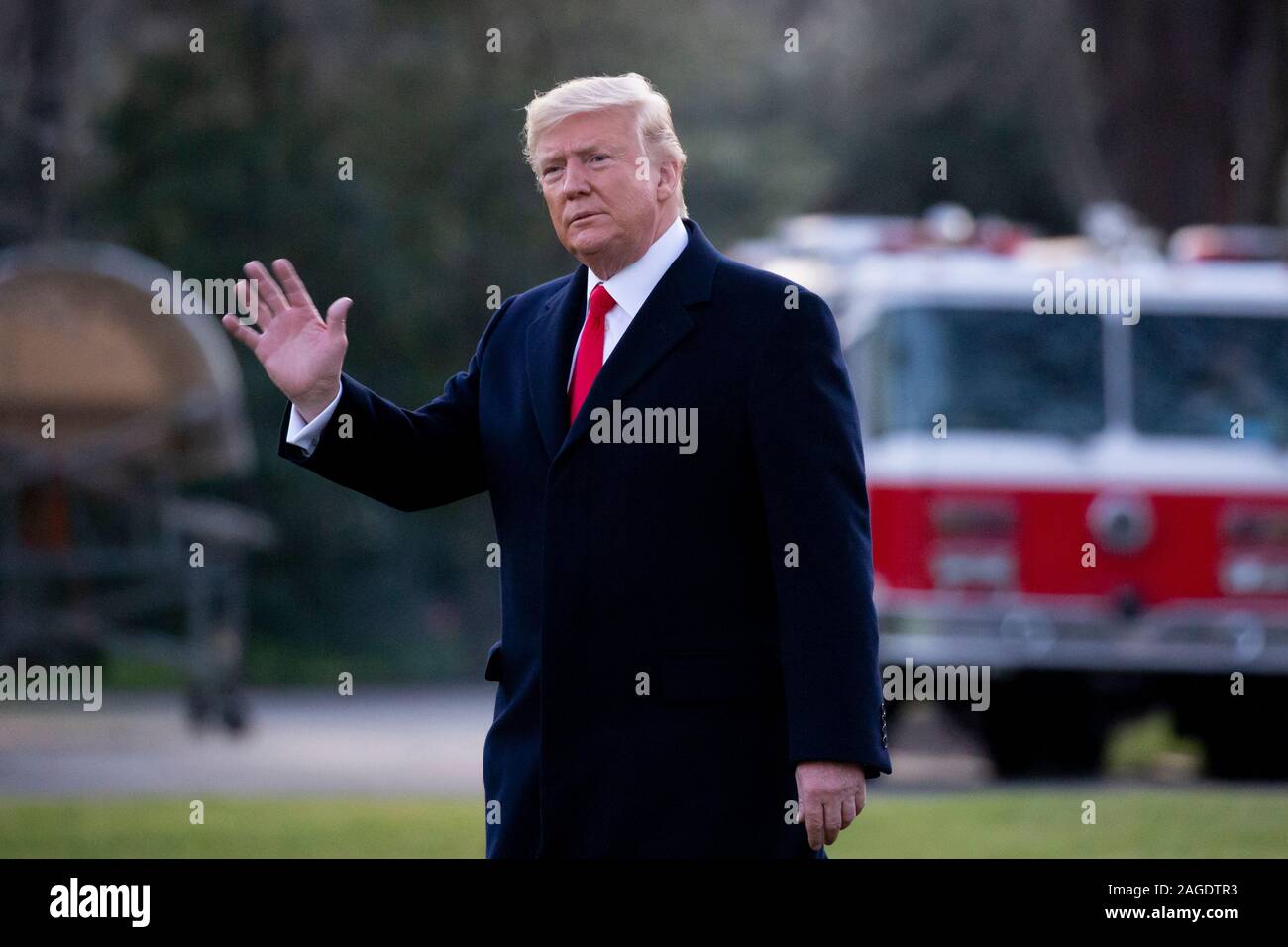 Le président américain, Donald J. Trump marche à travers la pelouse Sud de la Maison blanche avant le départ par un marin en route vers le Michigan pour un rassemblement, à Washington, DC, USA, 18 décembre 2019. La Chambre des représentants des États-Unis s'apprête à voter sur deux articles de destitution contre le président américain, Donald J. Trump, d'abus de pouvoir et de l'obstruction du Congrès. Si elle est adoptée, serait l'Atout devenir le troisième président des Etats-Unis, de l'histoire à être destitué. Une mise en accusation entraînerait un procès au Sénat des États-Unis, où un vote des deux tiers de l'approbation serait nécessaire afin de retirer en tant que président d'Atout.Crédit : Michael Reyno Banque D'Images