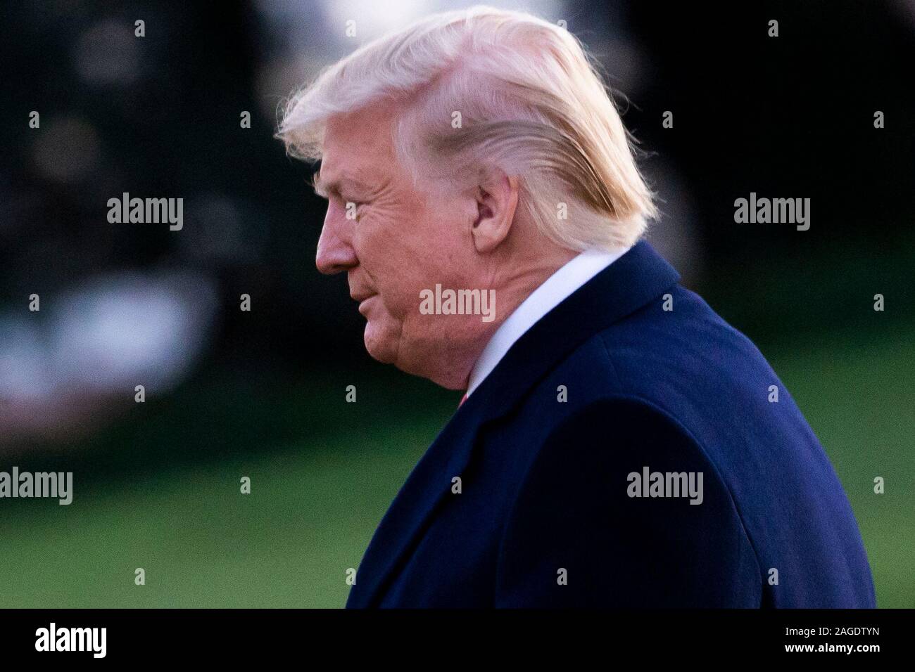 Le président américain, Donald J. Trump quitte le bureau ovale à quitter la pelouse Sud de la Maison Blanche par un marin en route vers le Michigan pour un rassemblement, à Washington, DC, USA, 18 décembre 2019. La Chambre des représentants des États-Unis s'apprête à voter sur deux articles de destitution contre le président américain, Donald J. Trump, d'abus de pouvoir et de l'obstruction du Congrès. Si elle est adoptée, serait l'Atout devenir le troisième président des Etats-Unis, de l'histoire à être destitué. Une mise en accusation entraînerait un procès au Sénat des États-Unis, où un vote des deux tiers de l'approbation serait nécessaire afin de retirer en tant que président d'Atout.Credit : Mich Banque D'Images