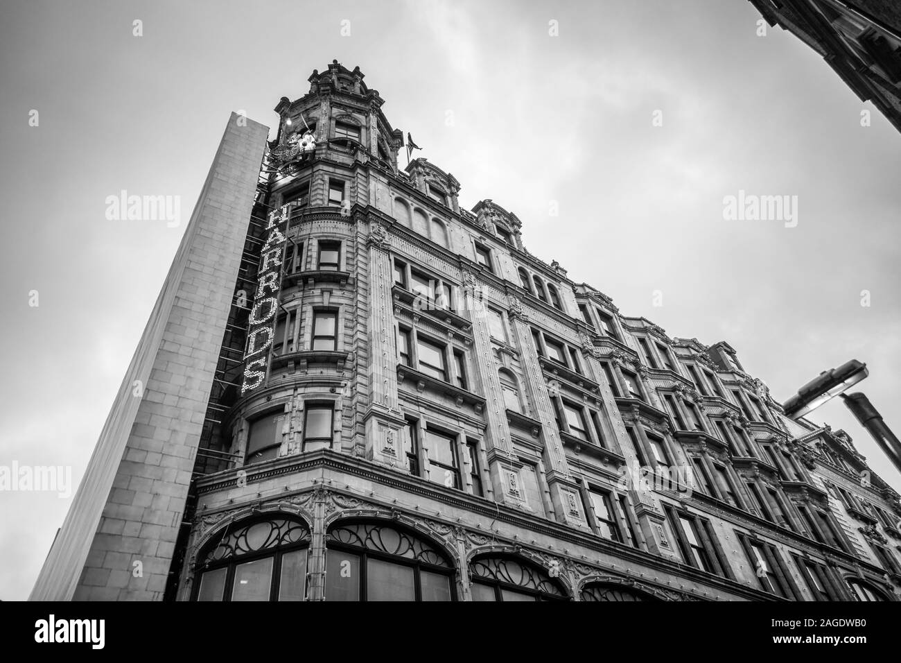 Londres, Royaume-Uni - Apr 09, 2019 : Centre commercial Harrods à Londres. Harrods building, Street View. Photo en noir et blanc. Banque D'Images