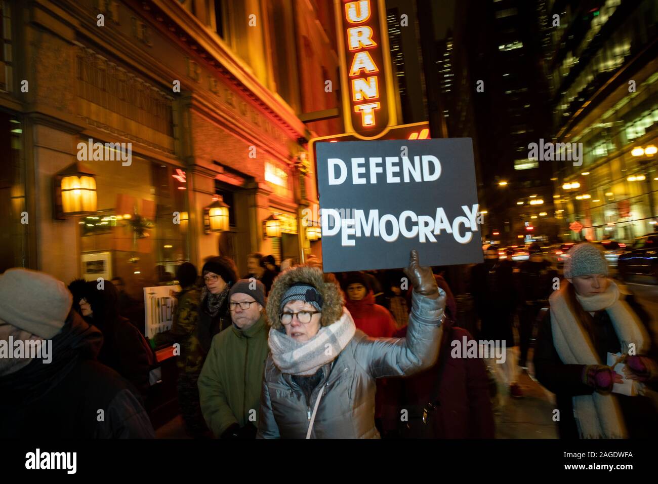 Chicago meeting de protestation à l'appui de l'impeachment du président Donald Trump, a eu lieu dans les Plaza sur une journée froide, le jour avant le vote de destitution doit avoir lieu. Après le rassemblement de la foule ont marché le long des rues dans la boucle pour prendre leur colère pour Trump Tower. Banque D'Images