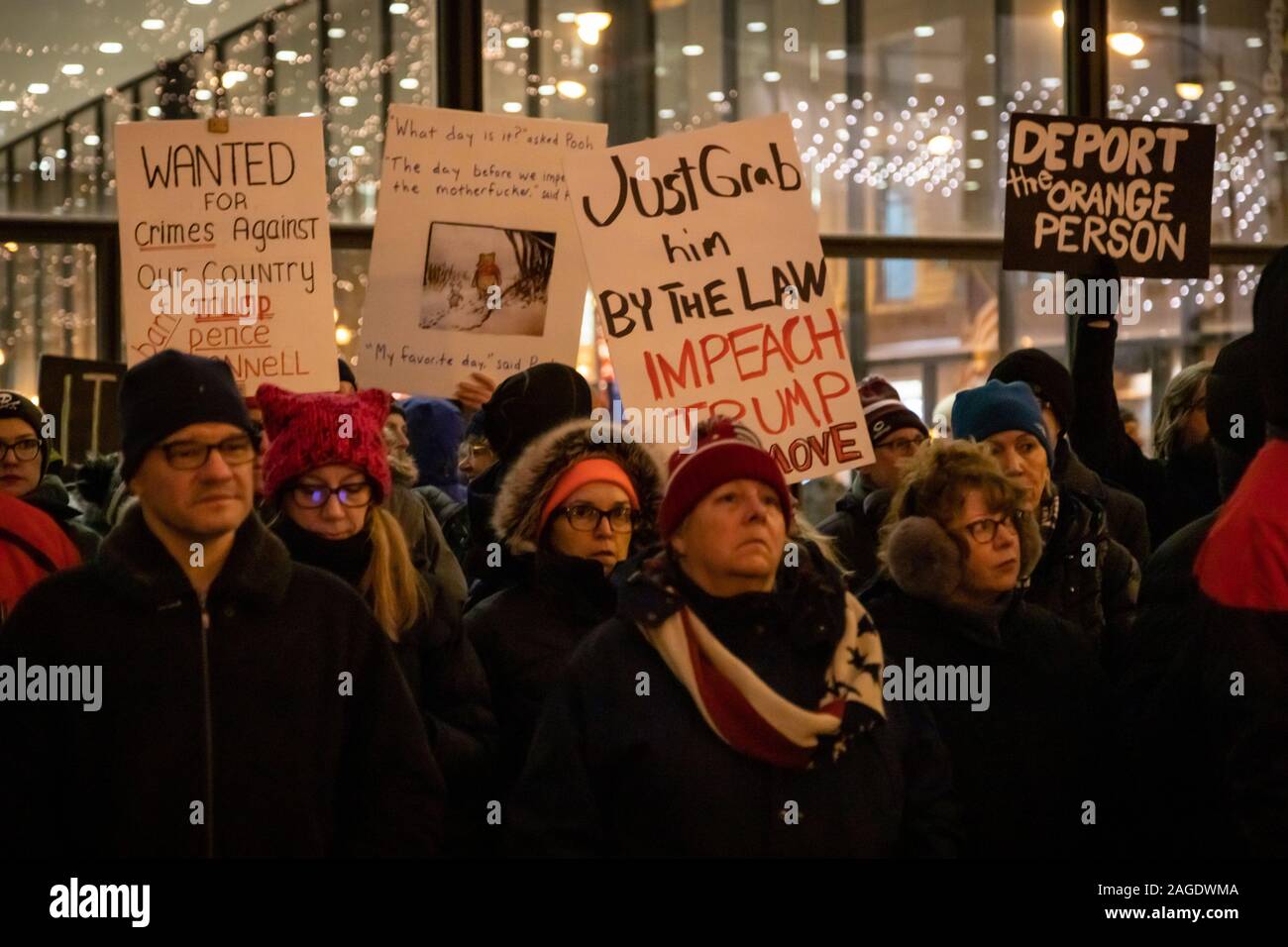 Chicago meeting de protestation à l'appui de l'impeachment du président Donald Trump, qui a eu lieu dans les Plaza sur une journée froide, le jour avant le vote de destitution doit avoir lieu. Banque D'Images