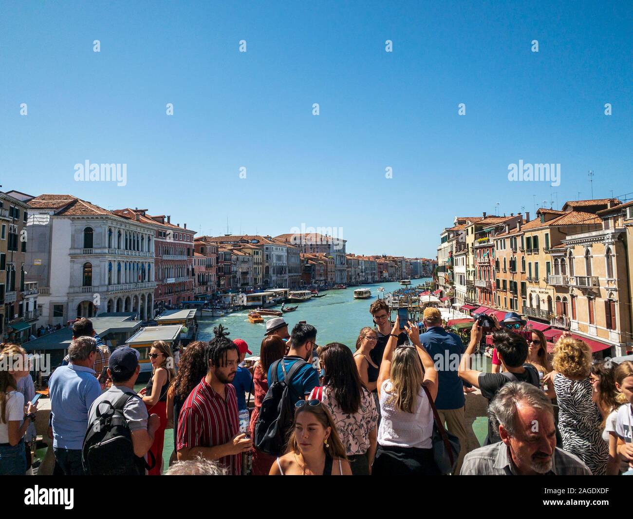 Pont du Rialto avec vue sur Grand Canal avec des foules de touristes, Venise, Italie Banque D'Images
