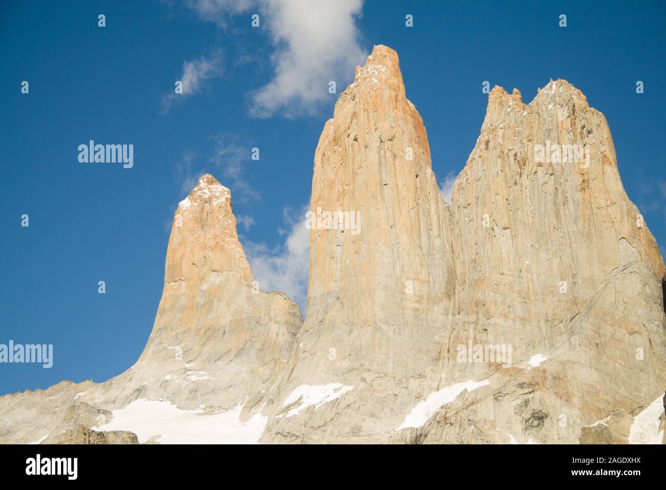 Torres del Paine est le célèbre parc national dans le sud du Chili, en Patagonie. Les trois sommets de montagnes sont devenues un point de repère. Banque D'Images