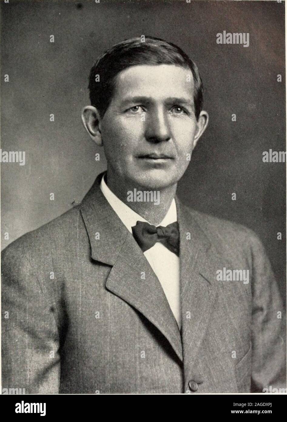 . Généalogie et l'histoire personnelle de Fayette County, New York. ty de son grand-père Basil,et a acquis une compétence par hisown l'industrie et de l'aptitude. Il a traité les grands au magasin de l'immobilier non améliorées, la construction d'suitablehouses à ce sujet et de les vendre à desirableowners. Il est un républicain en politique, butnever oflfice souhaitée ou recherché. Fornine fie servi ans dans le dixième Régiment, Pennsyl-vania Garde nationale, et a été appelé withhis regiment à la grande grève de Homestead.Tant M. Brownfield et femme sont membres de la première église méthodiste épiscopale. ofUniontown M. Brownfield Banque D'Images