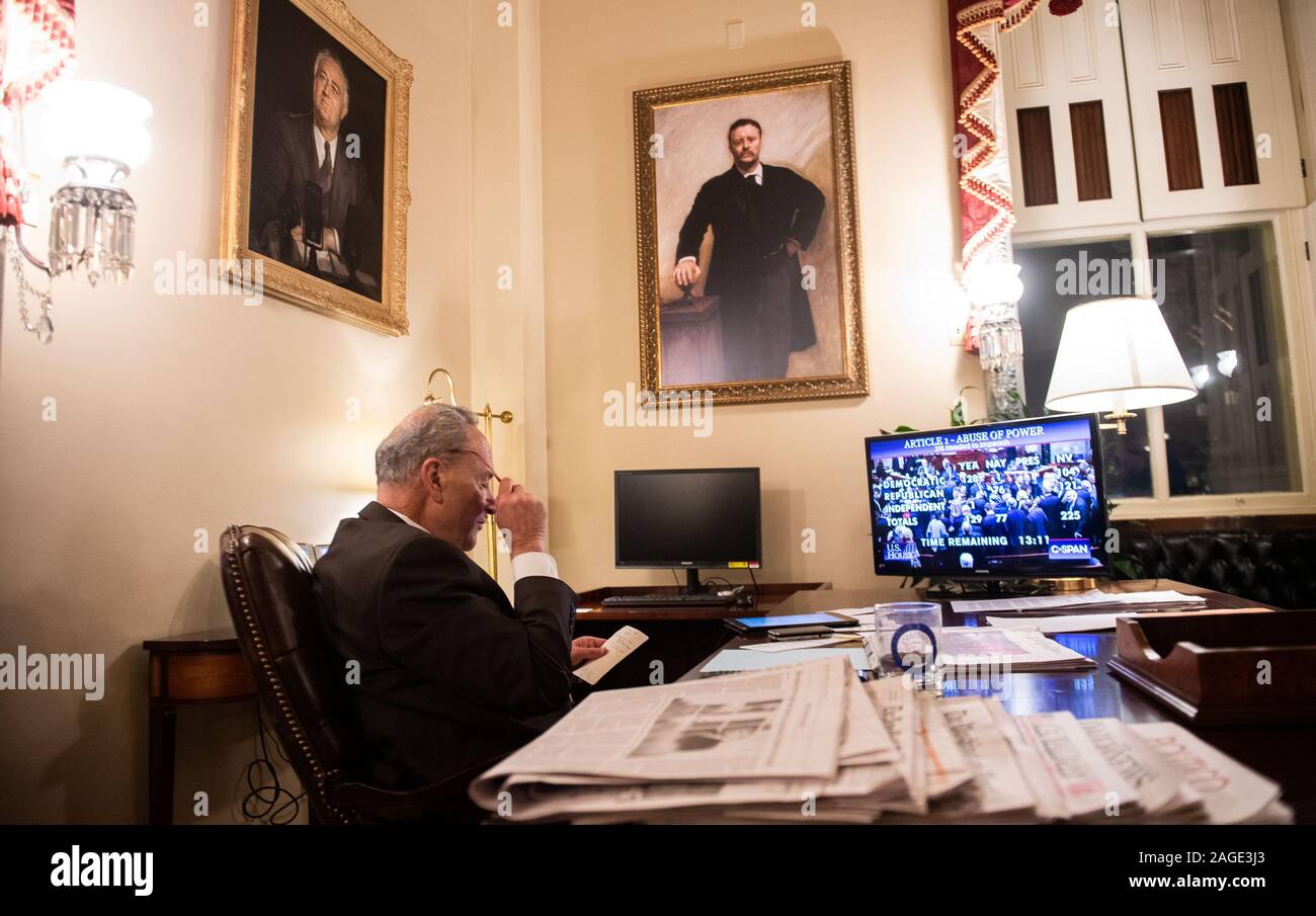 Washington, United States. Dec 18, 2019. Le leader de l'opposition au Sénat Charles Schumer, D-NY, observe alors que la Chambre vote sur les articles de destitution contre le Président Donald Trump, sur la colline du Capitole à Washington, DC le Mercredi, Décembre 18, 2019. Photo par Kevin Dietsch/UPI UPI : Crédit/Alamy Live News Banque D'Images