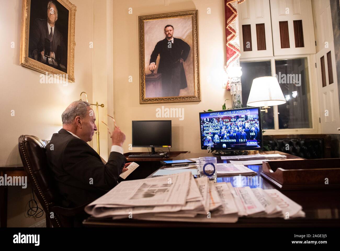 Washington, United States. Dec 18, 2019. Le leader de l'opposition au Sénat Charles Schumer, D-NY, observe alors que la Chambre vote sur les articles de destitution contre le Président Donald Trump, sur la colline du Capitole à Washington, DC le Mercredi, Décembre 18, 2019. Photo par Kevin Dietsch/UPI UPI : Crédit/Alamy Live News Banque D'Images