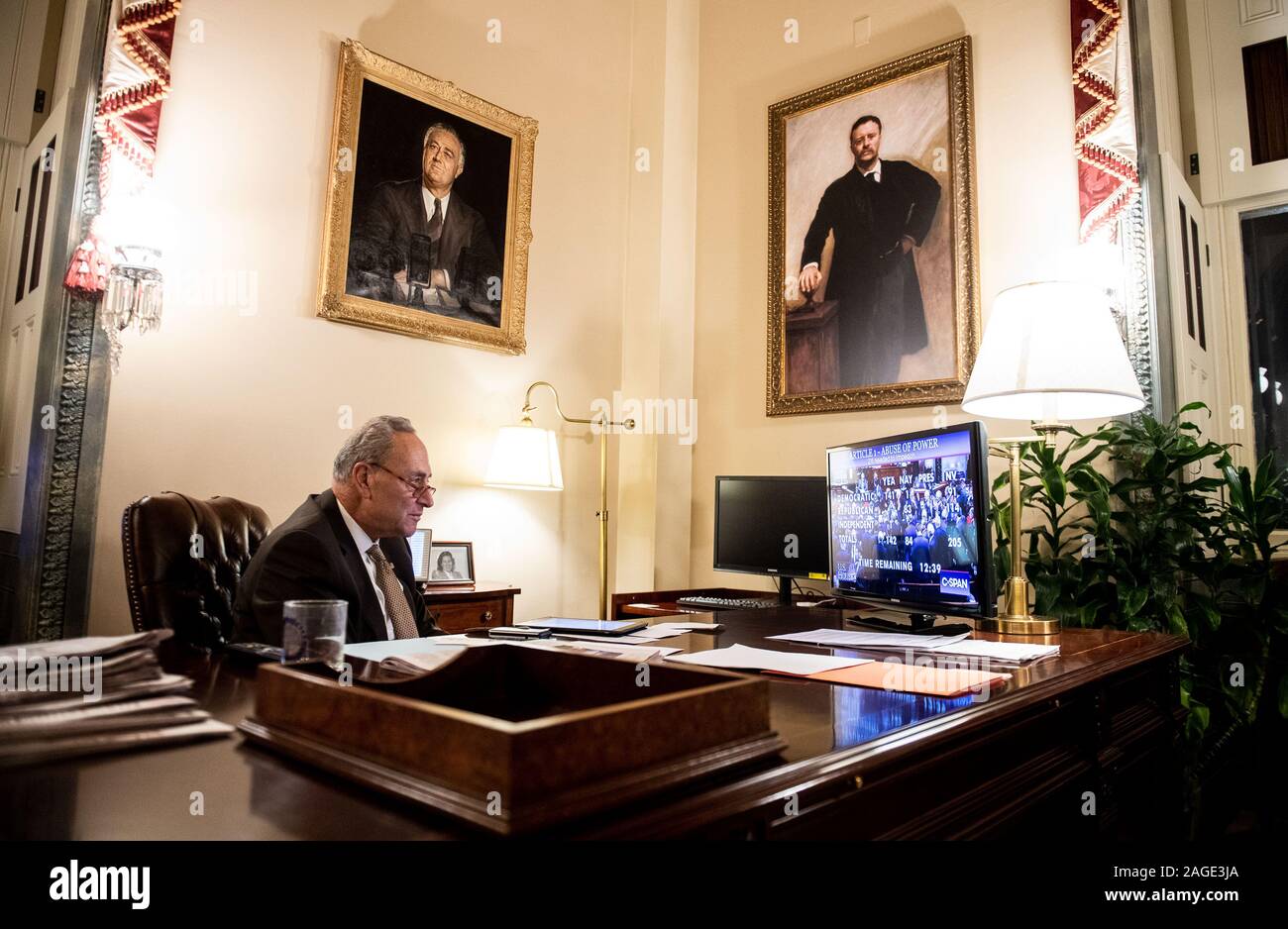 Washington, United States. Dec 18, 2019. Le leader de l'opposition au Sénat Charles Schumer, D-NY, observe alors que la Chambre vote sur les articles de destitution contre le Président Donald Trump, sur la colline du Capitole à Washington, DC le Mercredi, Décembre 18, 2019. Photo par Kevin Dietsch/UPI UPI : Crédit/Alamy Live News Banque D'Images
