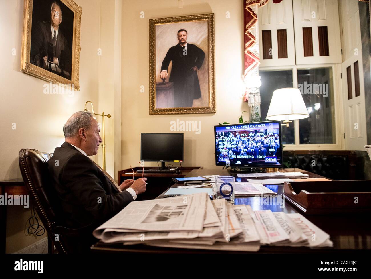 Washington, United States. Dec 18, 2019. Le leader de l'opposition au Sénat Charles Schumer, D-NY, observe alors que la Chambre vote sur les articles de destitution contre le Président Donald Trump, sur la colline du Capitole à Washington, DC le Mercredi, Décembre 18, 2019. Photo par Kevin Dietsch/UPI UPI : Crédit/Alamy Live News Banque D'Images