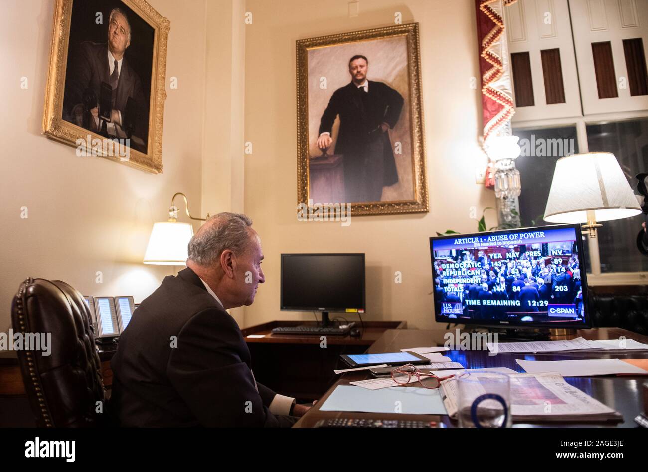 Washington, United States. Dec 18, 2019. Le leader de l'opposition au Sénat Charles Schumer, D-NY, observe alors que la Chambre vote sur les articles de destitution contre le Président Donald Trump, sur la colline du Capitole à Washington, DC le Mercredi, Décembre 18, 2019. Photo par Kevin Dietsch/UPI UPI : Crédit/Alamy Live News Banque D'Images