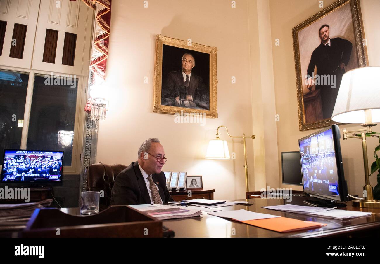 Washington, United States. Dec 18, 2019. Le leader de l'opposition au Sénat Charles Schumer, D-NY, observe alors que la Chambre vote sur les articles de destitution contre le Président Donald Trump, sur la colline du Capitole à Washington, DC le Mercredi, Décembre 18, 2019. Photo par Kevin Dietsch/UPI UPI : Crédit/Alamy Live News Banque D'Images