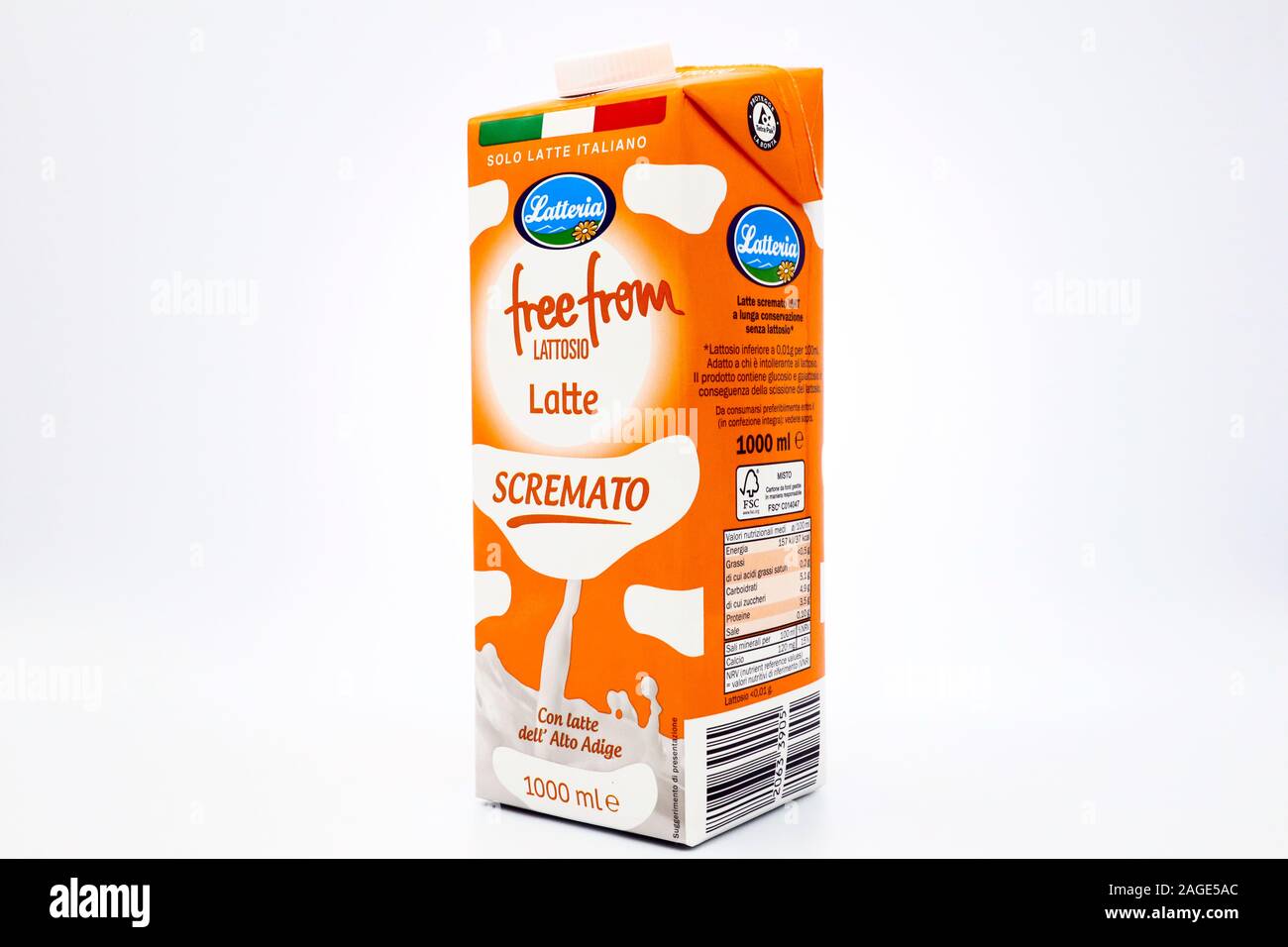 La Latteria faible en gras pasteurisé le lait sans lactose. Le lait produit  italien pour la chaîne de supermarchés Lidl. L'emballage Tetra Pak Photo  Stock - Alamy