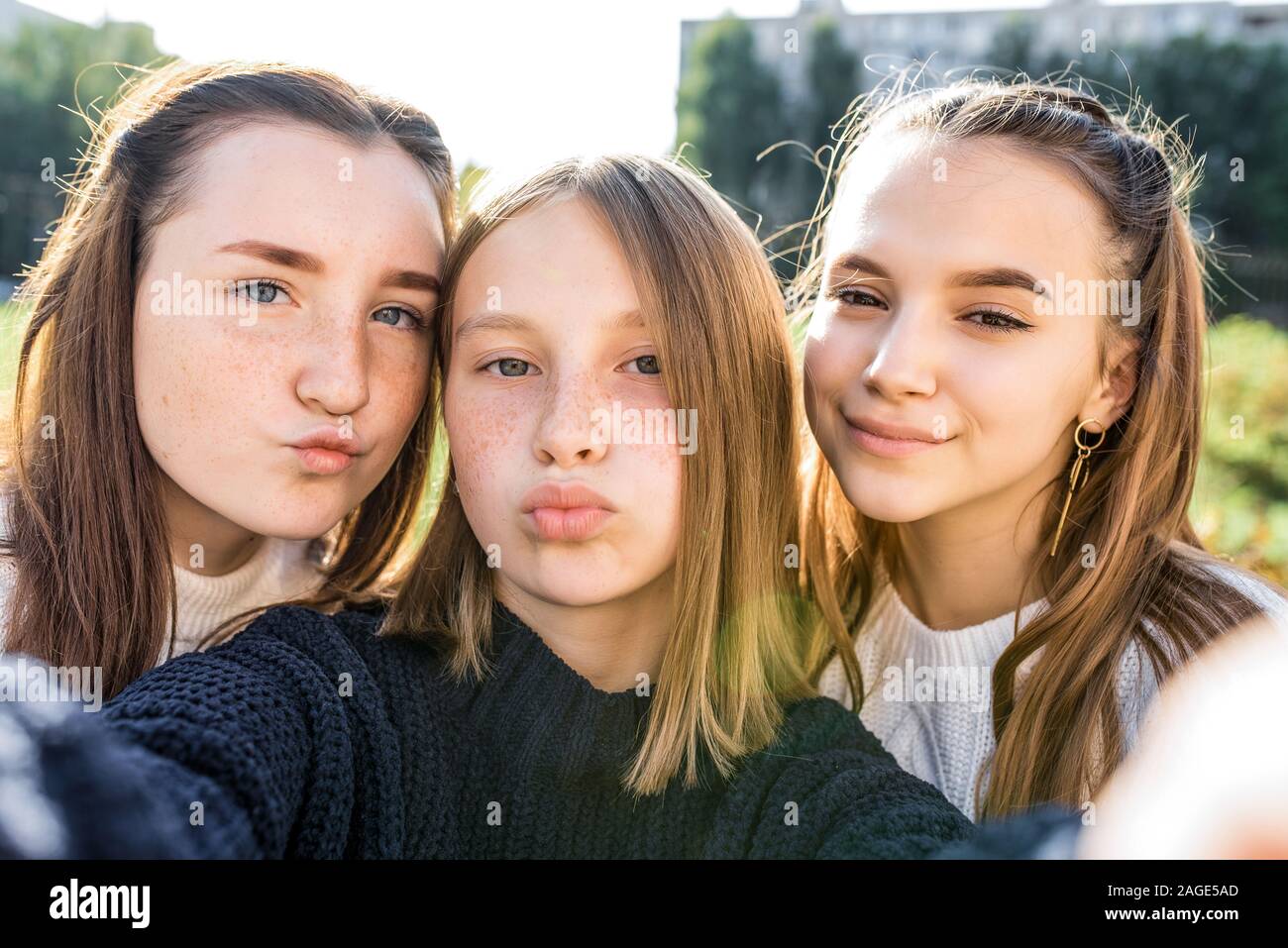 3 copines filles adolescents, 14-15 ans, de prendre la photo sur