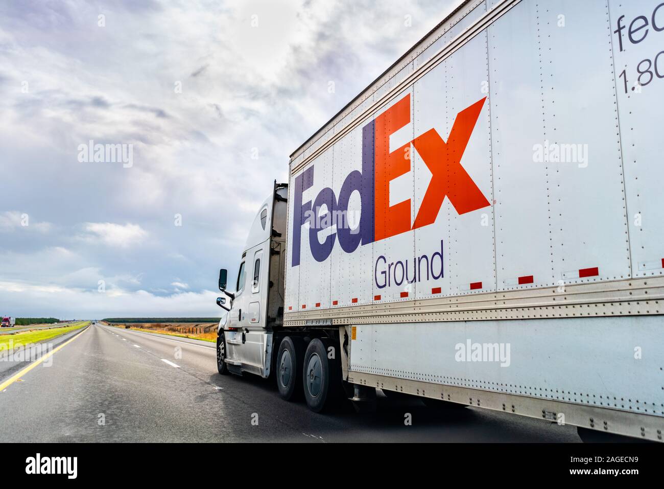 Dec 8, 2019 Los Angeles County / CA / USA - conduite de camion FedEx Ground sur l'interstate Banque D'Images