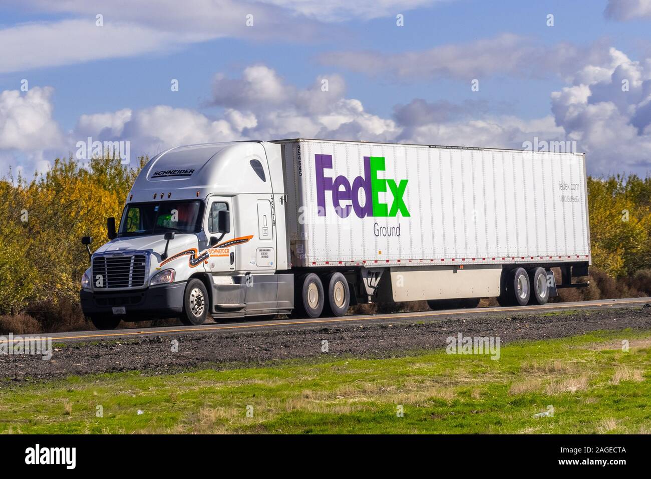 Dec 8, 2019 Los Angeles County / CA / USA - conduite de camion FedEx Ground sur l'interstate Banque D'Images