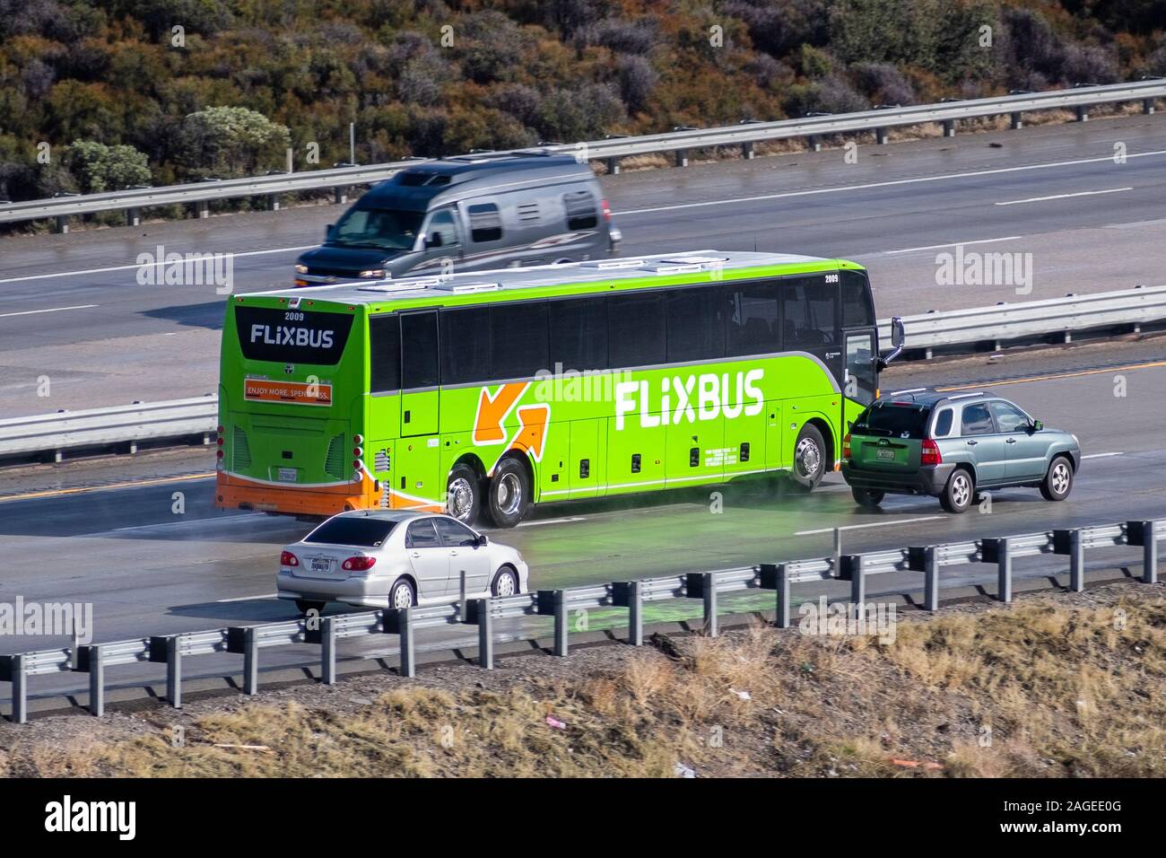 Dec 8, 2019 Los Angeles / USA / CA FLiXBUS - conduite du véhicule sur l'autoroute dans le comté de Los Angeles ; Flixbus est une marque allemande appartenant à FlixMobility Banque D'Images