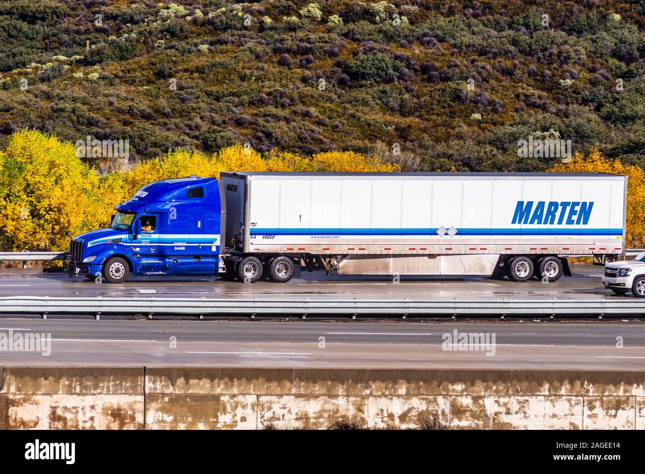 Dec 8, 2019 Los Angeles / CA / USA - Marten camion de transport roulant sur l'autoroute ; Marten Transport, Ltd est une entreprise de camionnage américaines Banque D'Images