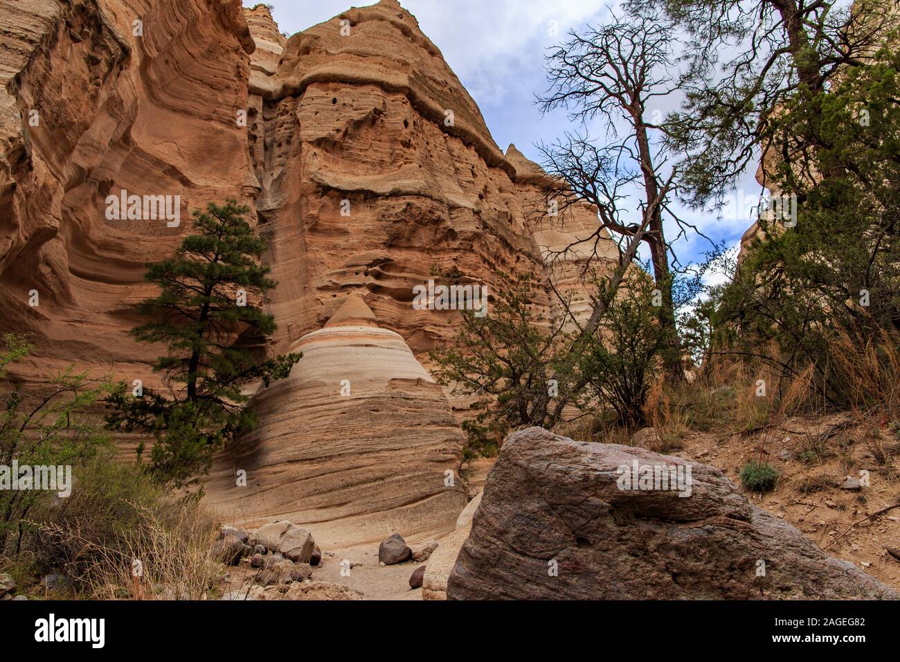 Kasha Katuwe Tent Rocks National Monument est un Scenic formations en forme de cône, composé de pierre ponce, de cendres, et les dépôts de tuf provenant des éruptions volcaniques 6 ou Banque D'Images