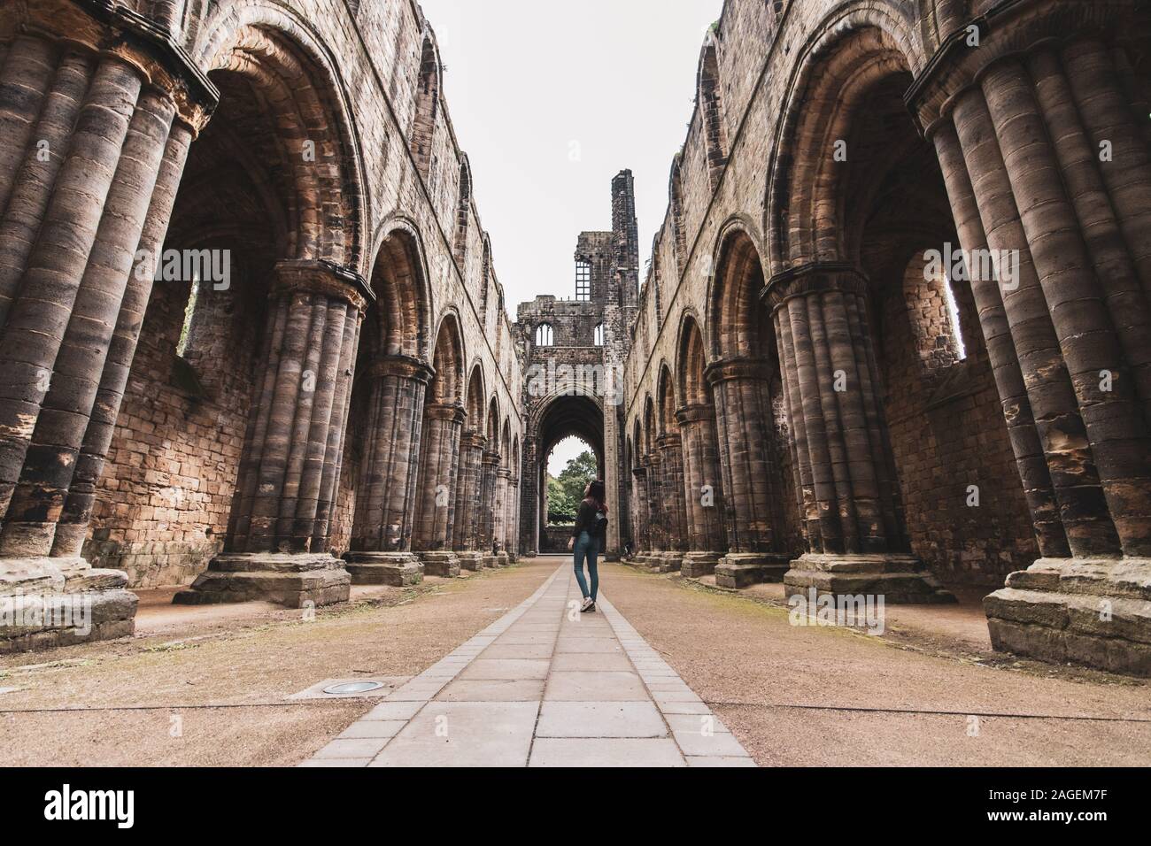LEEDS, Royaume-uni - Sep 08, 2018 : l'exploration de Kirkstall Abbey c'est un monastère cistercienne et de Kirkstall, au nord-ouest de Leeds City Banque D'Images