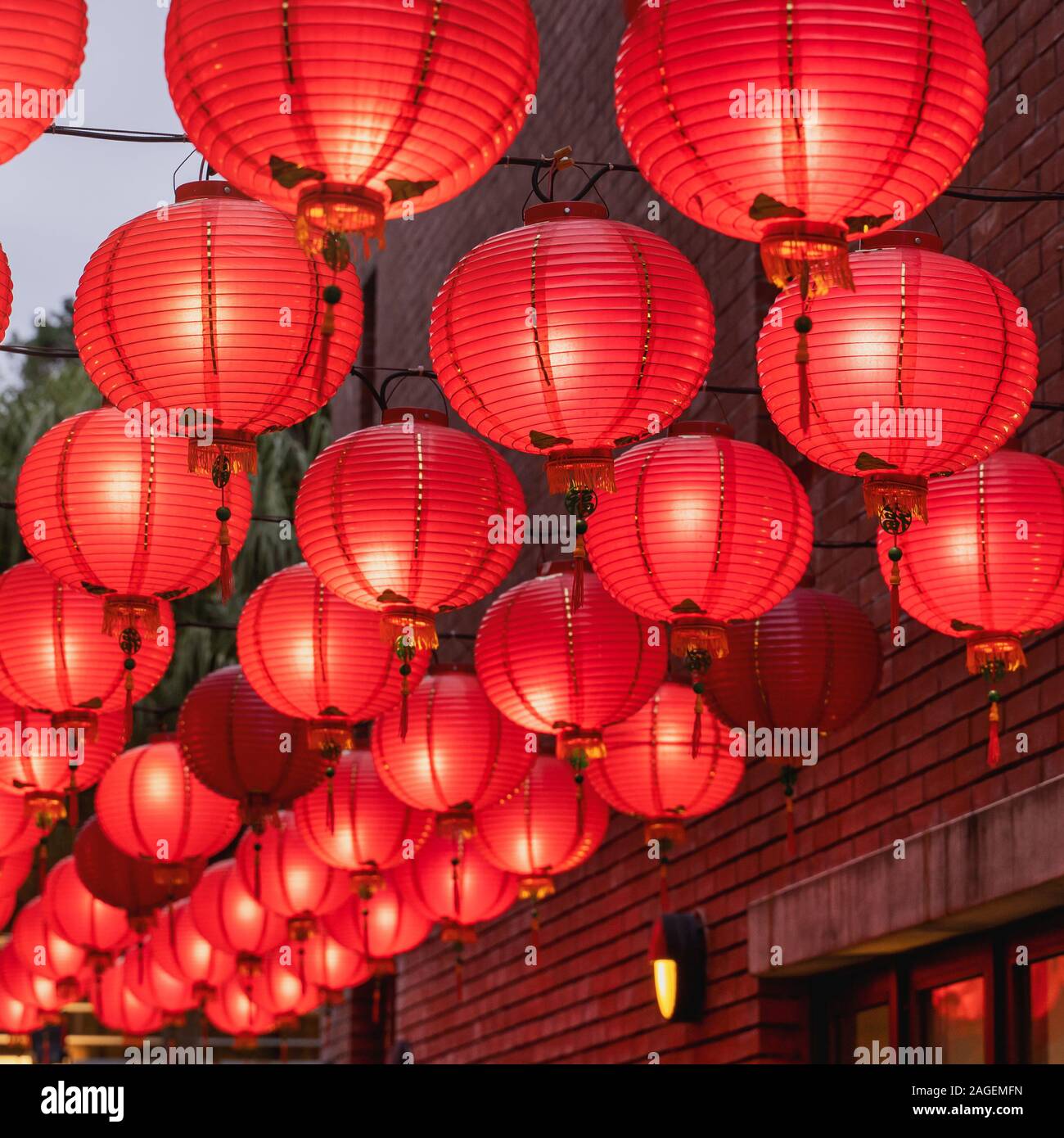 Belle Lanterne ronde rouge sur la vieille rue traditionnelle, concept de  festival du Nouvel An lunaire chinois, Close up. Le undering mot signifie  bénédiction Photo Stock - Alamy