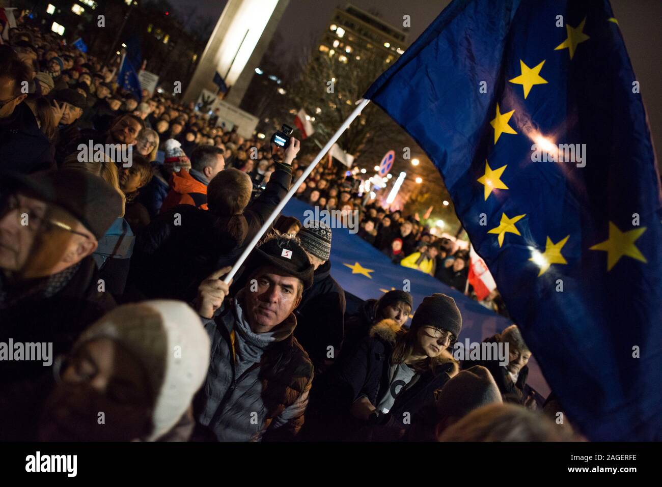 Un manifestant tient un drapeau de l'UE au cours de la manifestation.Des milliers de personnes ont protesté devant le Parlement et dans 130 villes à travers la Pologne. Des manifestations ont eu lieu sous le slogan "les juges d'aujourd'hui, vous demain". Les manifestations concernent le projet d'amendement à la loi sur les tribunaux et la Cour suprême, qui prévoit la possibilité de discipliner les juges et les écarter de la profession ceux qui vont contester les actions du nouveau Conseil national de la magistrature ou d'autres juges. Droit et Justice (PiS) qui a présenté ce projet de loi à la Diète polonaise (Parlement) aussi réduire l'i Banque D'Images