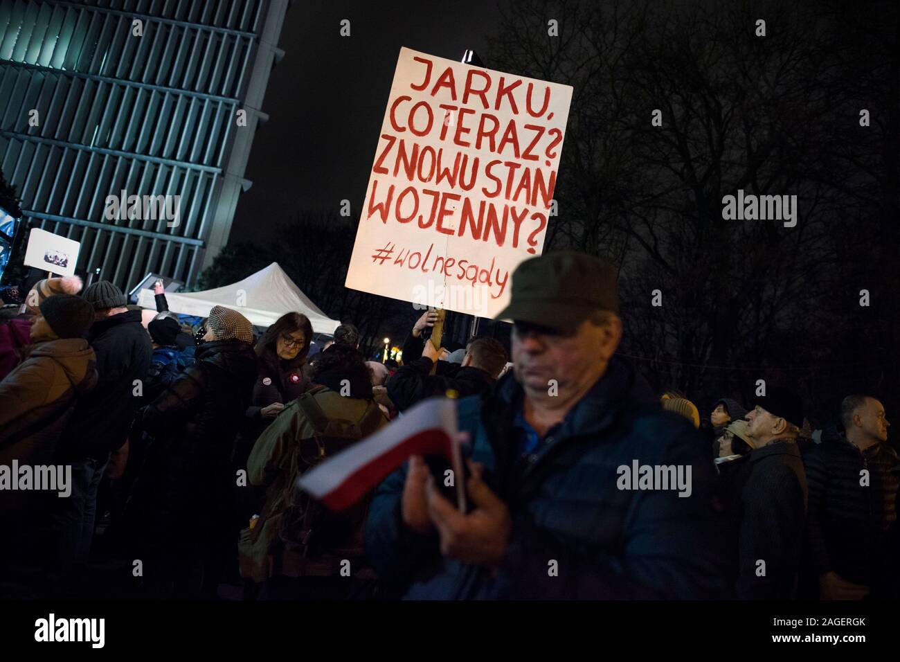Un manifestant est titulaire d'un placard pendant la manifestation.Des milliers de personnes ont protesté devant le Parlement et dans 130 villes à travers la Pologne. Des manifestations ont eu lieu sous le slogan "les juges d'aujourd'hui, vous demain". Les manifestations concernent le projet d'amendement à la loi sur les tribunaux et la Cour suprême, qui prévoit la possibilité de discipliner les juges et les écarter de la profession ceux qui vont contester les actions du nouveau Conseil national de la magistrature ou d'autres juges. Droit et Justice (PiS) qui a présenté ce projet de loi à la Diète polonaise (Parlement) aussi réduire l'i Banque D'Images