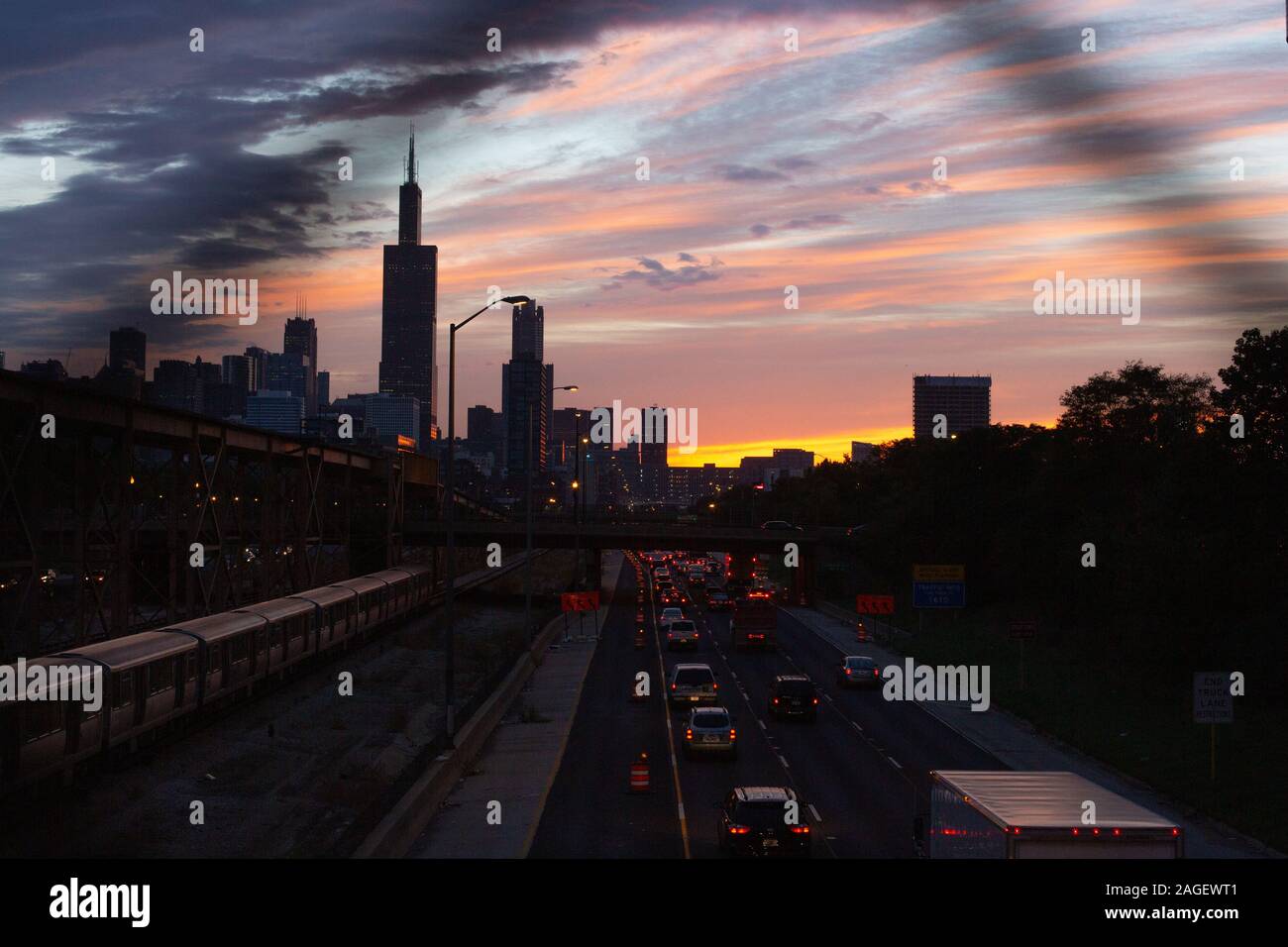 Horizon de Chicago au lever du soleil avec vue sur la I-290 Banque D'Images