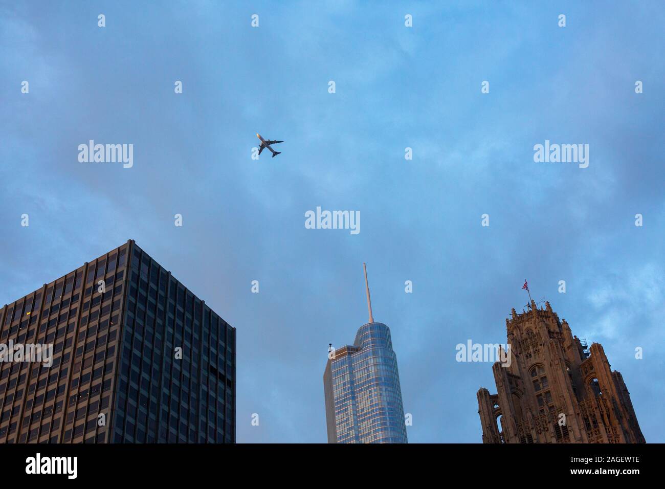 Un avion vol au-dessus de l'horizon de Chicago Banque D'Images
