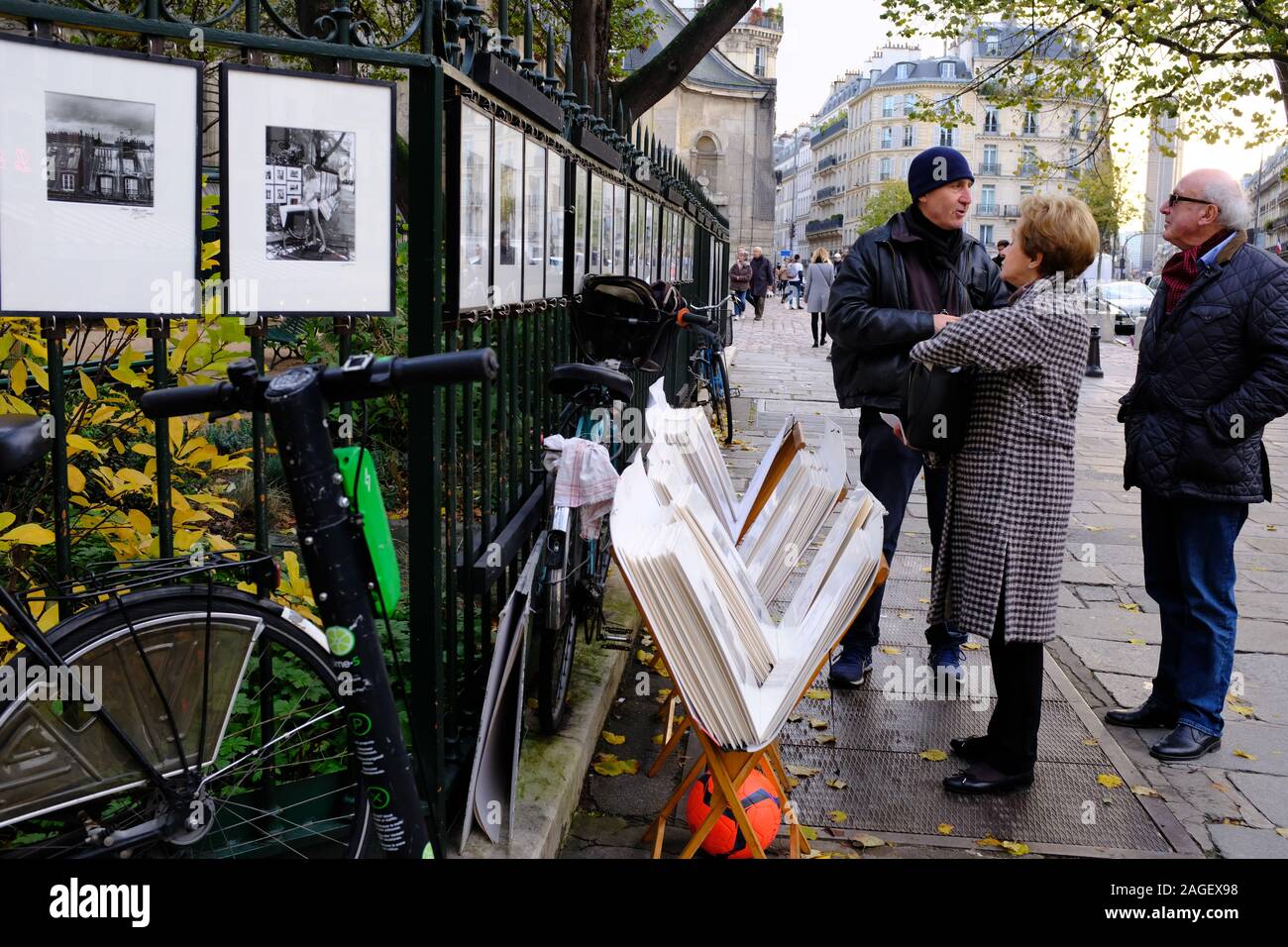 Photographe vendant ses photos dans la rue près de l'Abbaye de Saint Germain-des-Presse.Global Arrondissement.Paris.France Banque D'Images