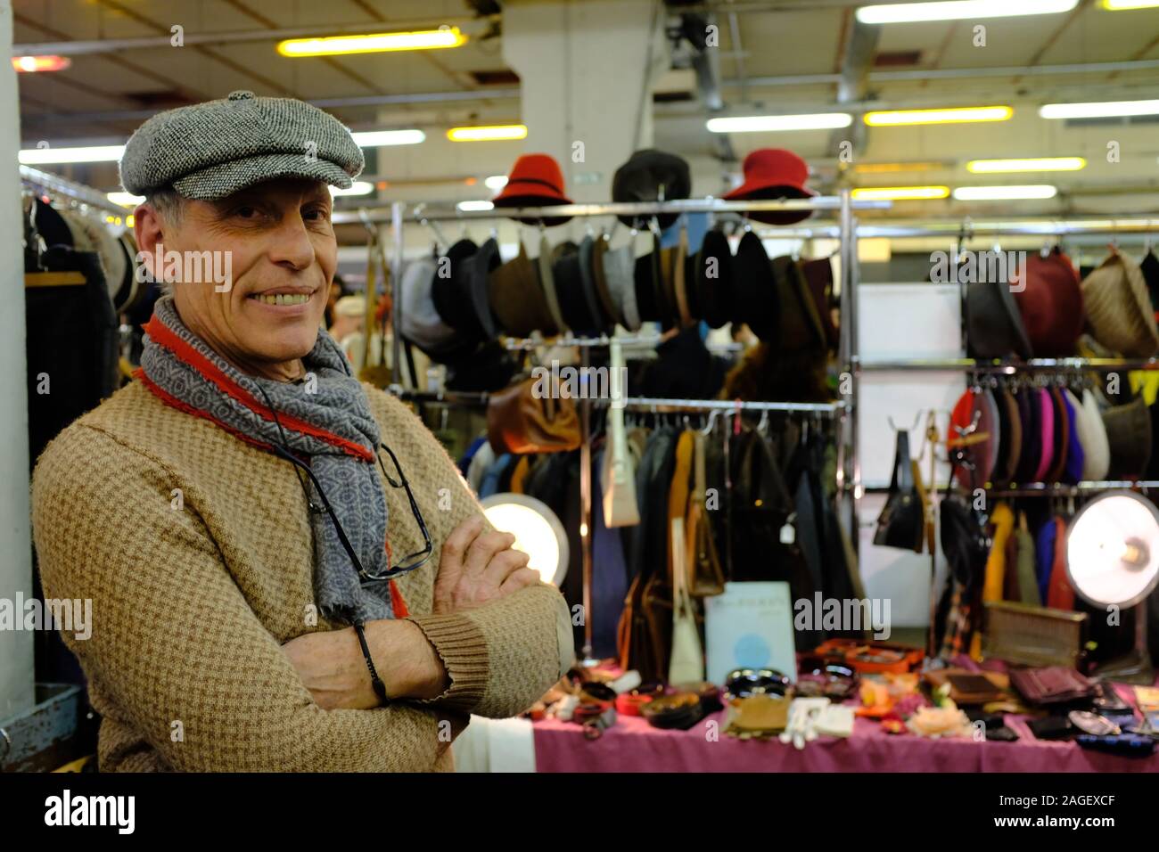 Un vendeur de vetements vintage dans le marche d occasion dans le controle au sol.un ancien entrepot de la gare SNCF a 12e arrondissement.paris.France Photo Stock Alamy