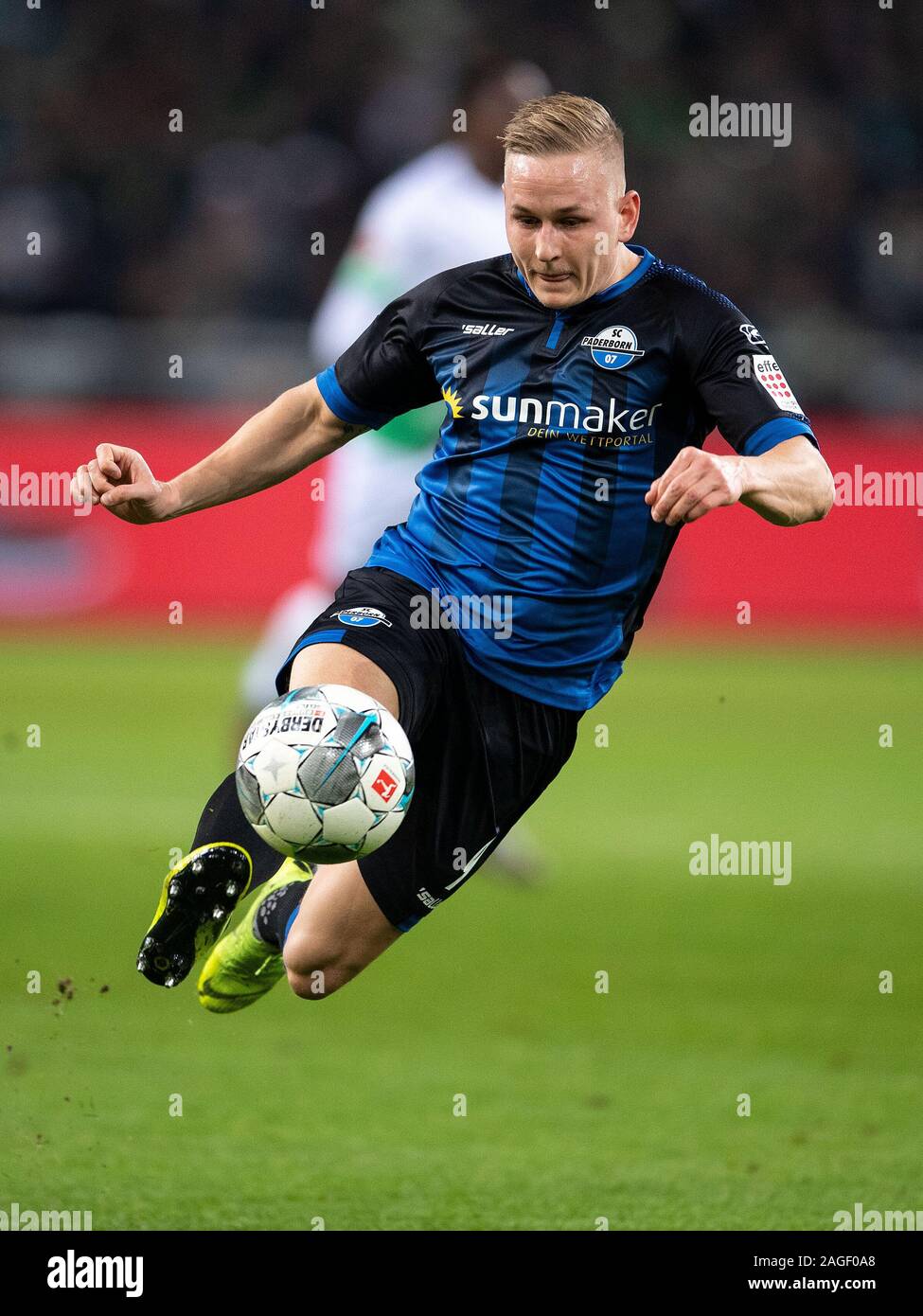 18 décembre 2019, en Rhénanie du Nord-Westphalie, Mönchengladbach : Soccer : Borussia Mönchengladbach, Bundesliga - SC Paderborn 07, 16e journée de Borussia-Park. Paderborn's Kai Pröger joue la balle. Photo : Marius Becker/DPA - NOTE IMPORTANTE : en conformité avec les exigences de la DFL Deutsche Fußball Liga ou la DFB Deutscher Fußball-Bund, il est interdit d'utiliser ou avoir utilisé des photographies prises dans le stade et/ou la correspondance dans la séquence sous forme d'images et/ou vidéo-comme des séquences de photos. Banque D'Images