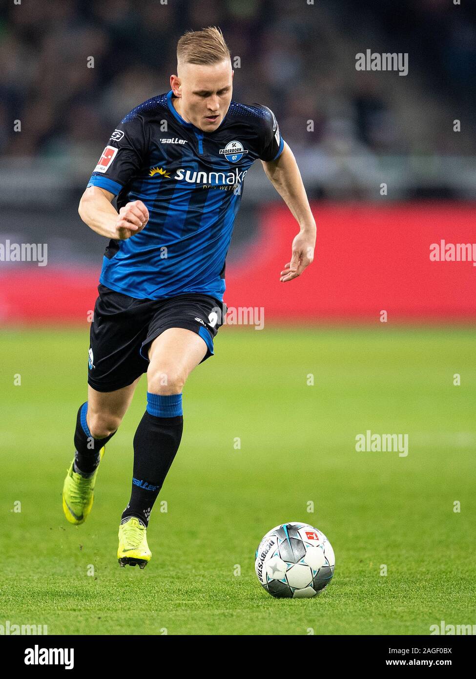 18 décembre 2019, en Rhénanie du Nord-Westphalie, Mönchengladbach : Soccer : Borussia Mönchengladbach, Bundesliga - SC Paderborn 07, 16e journée de Borussia-Park. Paderborn's Kai Pröger joue la balle. Photo : Marius Becker/DPA - NOTE IMPORTANTE : en conformité avec les exigences de la DFL Deutsche Fußball Liga ou la DFB Deutscher Fußball-Bund, il est interdit d'utiliser ou avoir utilisé des photographies prises dans le stade et/ou la correspondance dans la séquence sous forme d'images et/ou vidéo-comme des séquences de photos. Banque D'Images