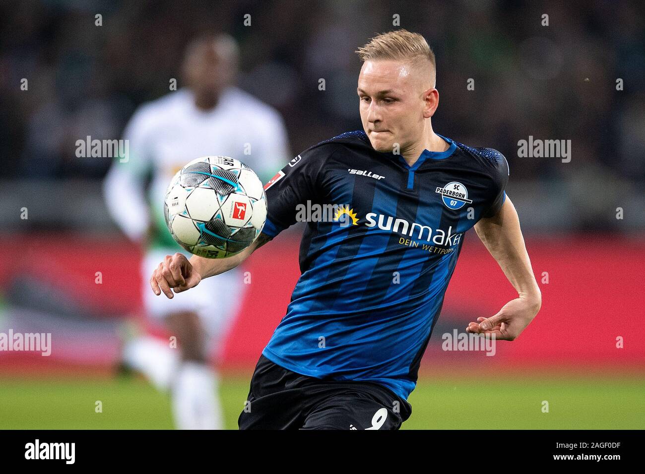 18 décembre 2019, en Rhénanie du Nord-Westphalie, Mönchengladbach : Soccer : Borussia Mönchengladbach, Bundesliga - SC Paderborn 07, 16e journée de Borussia-Park. Paderborn's Kai Pröger joue la balle. Photo : Marius Becker/DPA - NOTE IMPORTANTE : en conformité avec les exigences de la DFL Deutsche Fußball Liga ou la DFB Deutscher Fußball-Bund, il est interdit d'utiliser ou avoir utilisé des photographies prises dans le stade et/ou la correspondance dans la séquence sous forme d'images et/ou vidéo-comme des séquences de photos. Banque D'Images