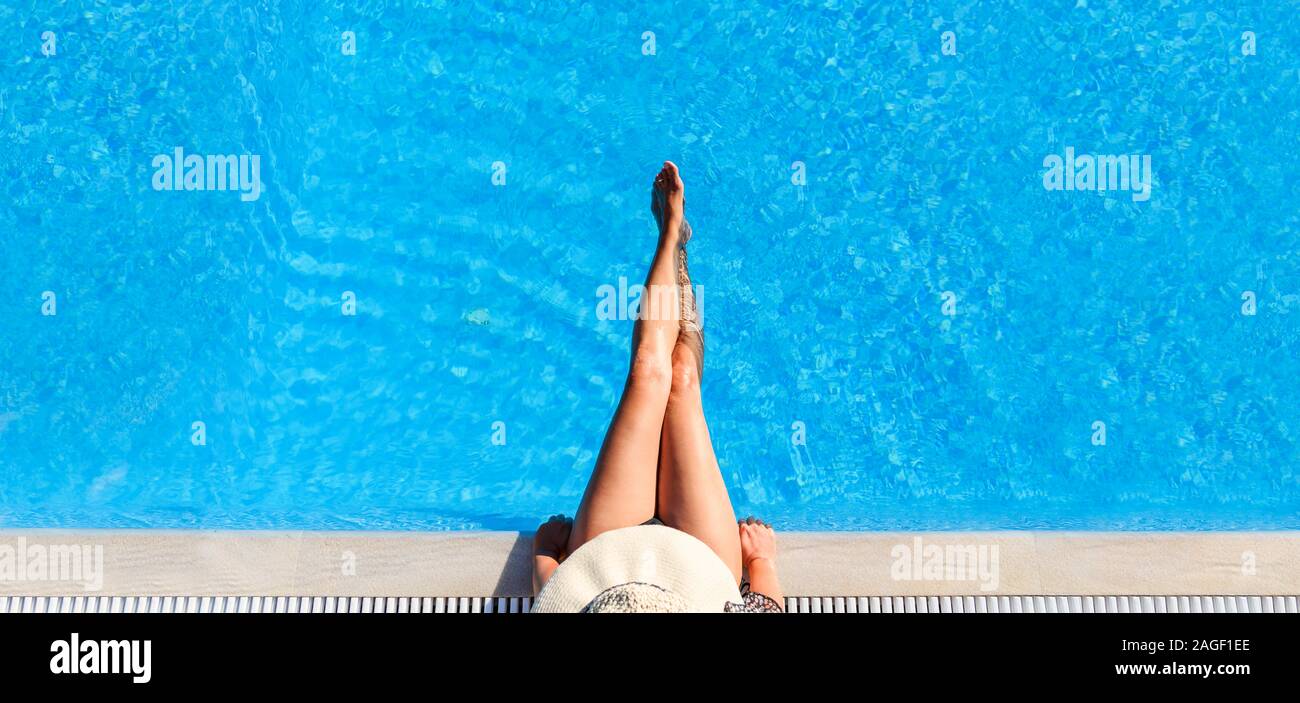 Sexy woman in bikini and sunhat se détendre dans la piscine. Vue de dessus de dame en maillot de bain et chapeau dans hôtel de luxe resort au bord de la piscine. Des vacances d'vacati Banque D'Images