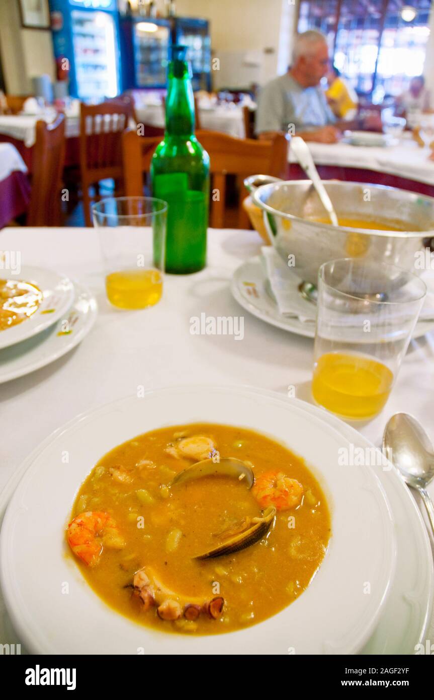 Verdinas les haricots avec des fruits de mer. Les Asturies, Espagne. Banque D'Images