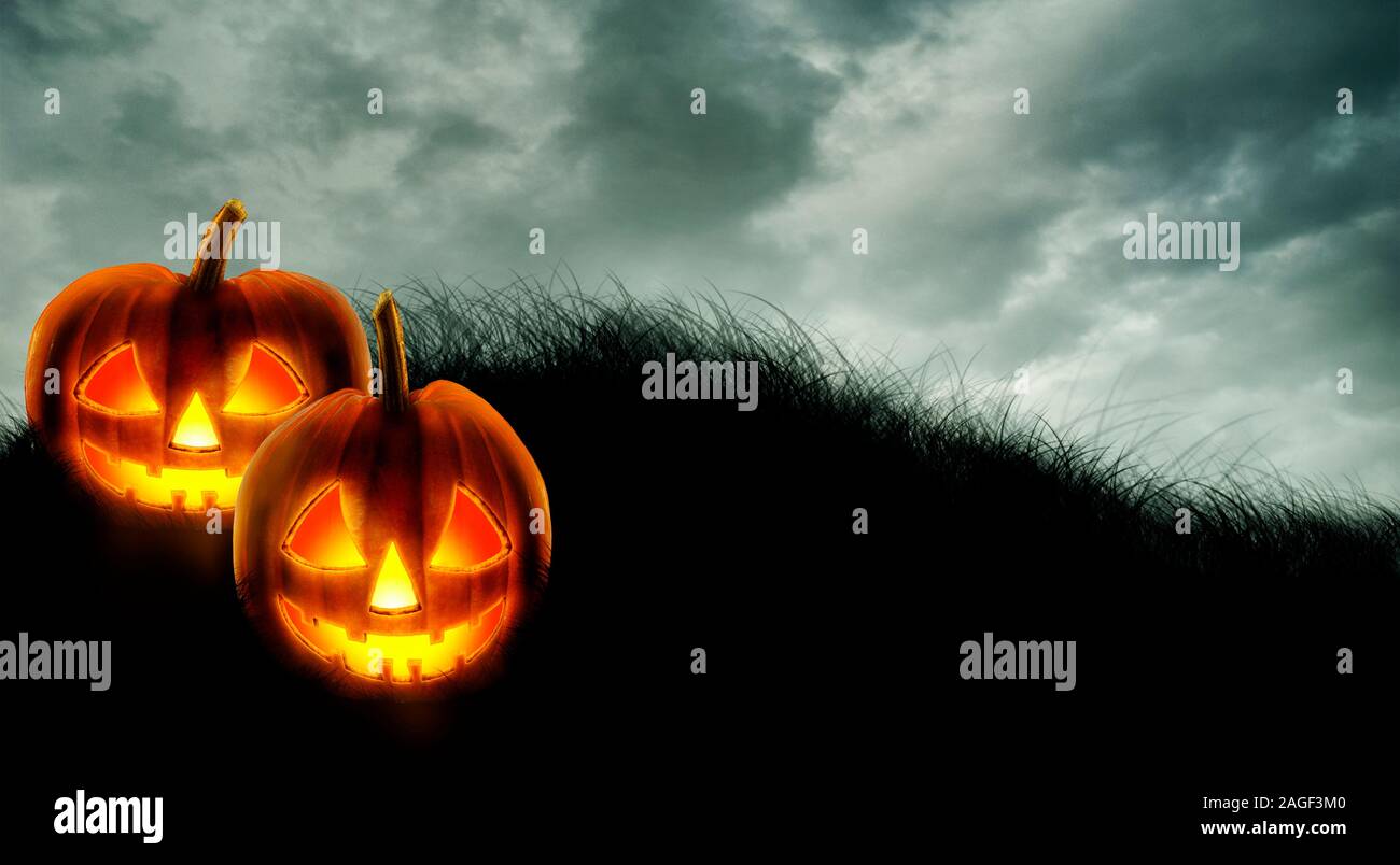 Fond d'halloween avec jack o lantern citrouille effrayante sur le ciel sombre. Halloween party invitation design layout. Spooky Halloween poster. Banque D'Images