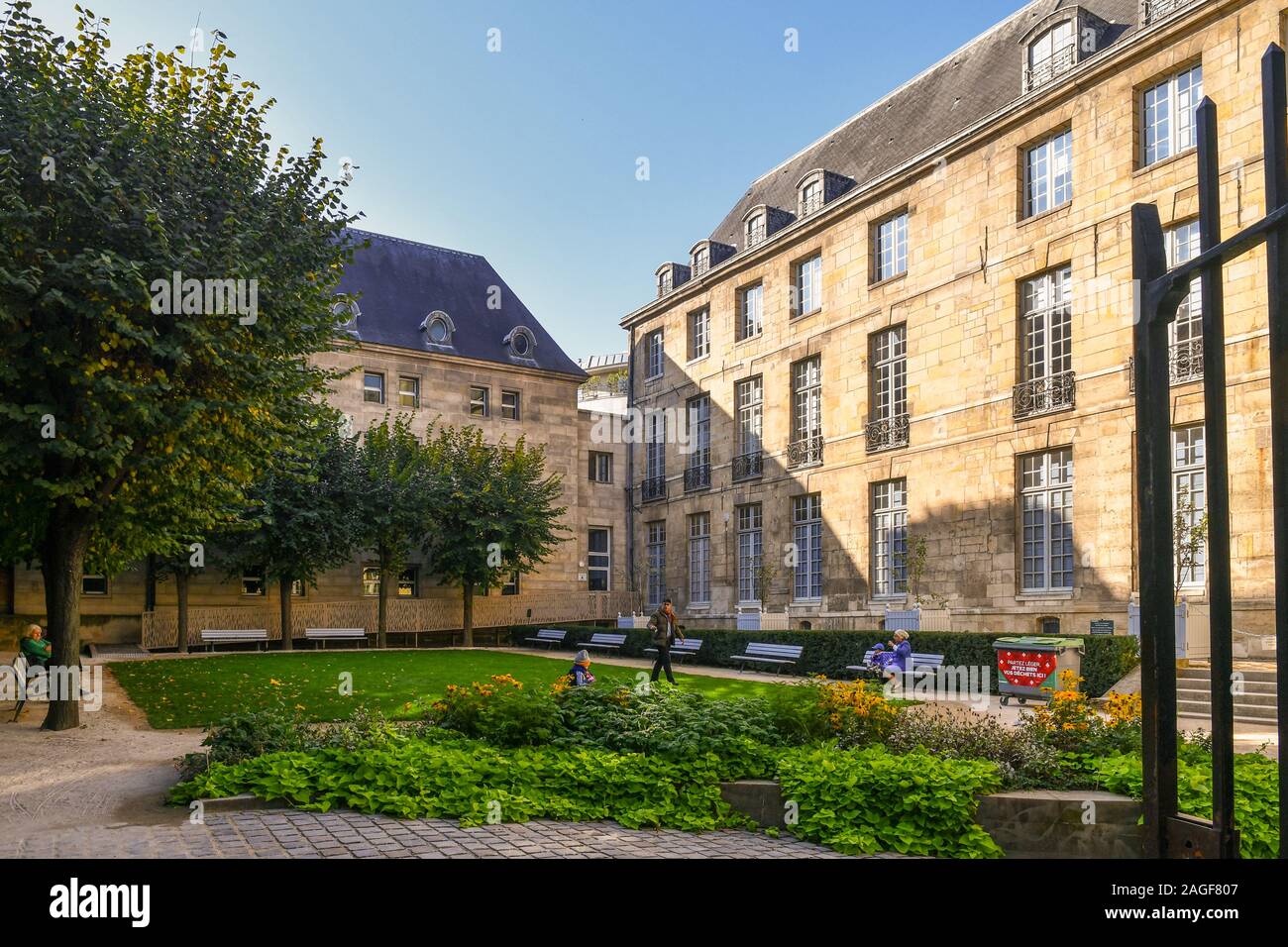 Jardin Public de l'hôtel d'Angoulême Lamoignon, siège de la bibliothèque historique, dans le quartier du Marais (4ème arrondissement), Paris, France Banque D'Images