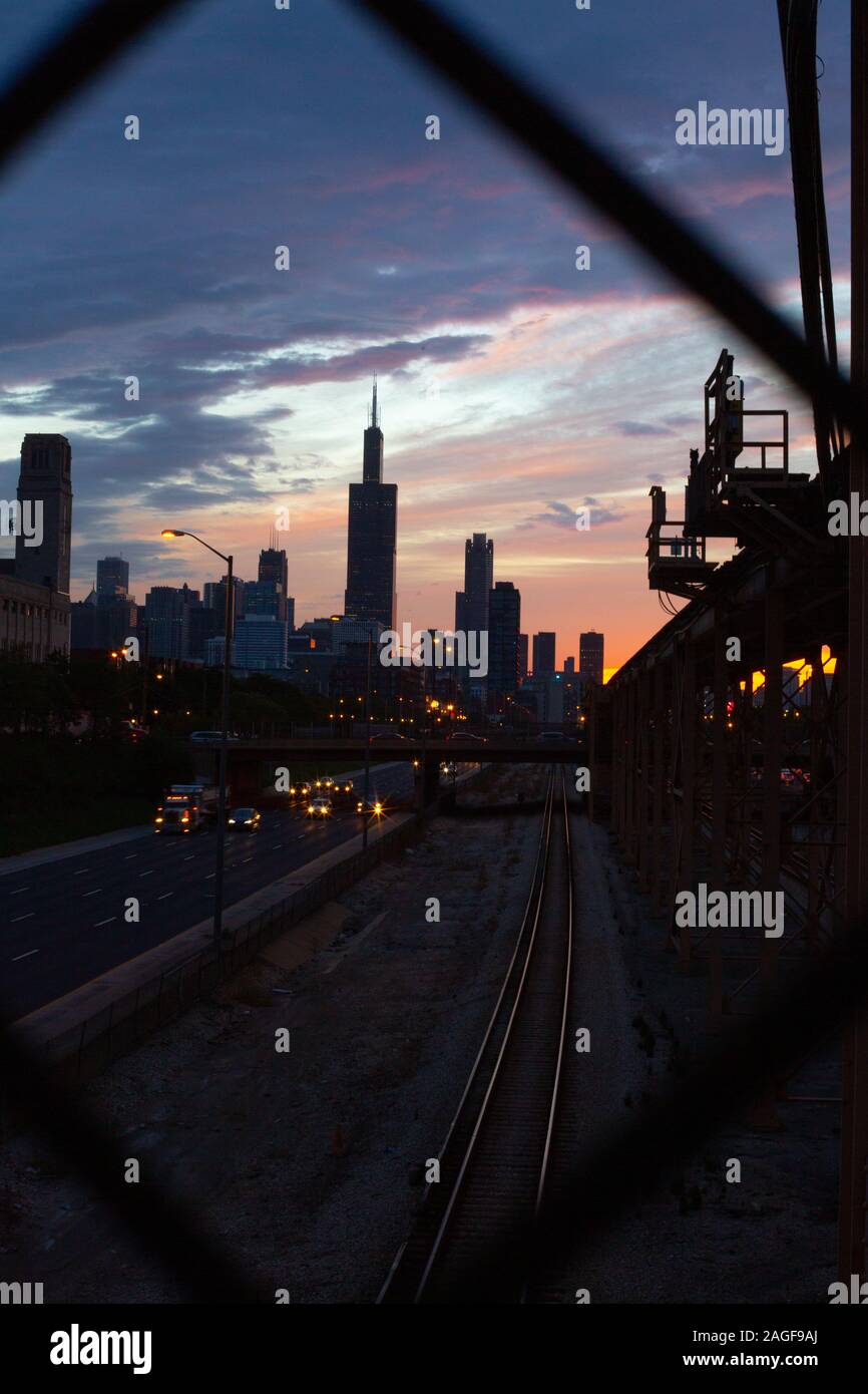Horizon de Chicago au lever du soleil avec vue sur la I-290 Banque D'Images
