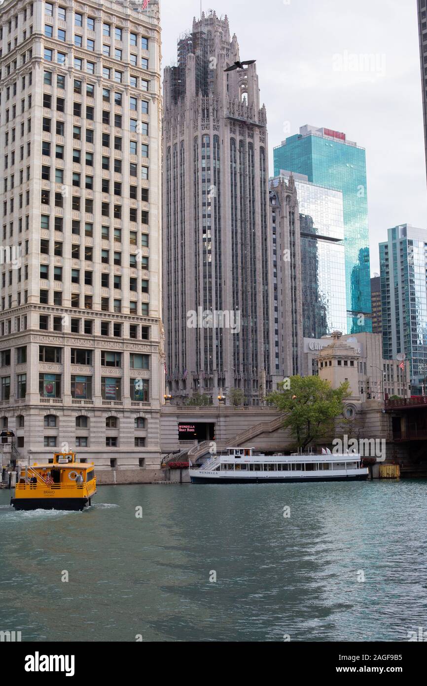 L'horizon de Chicago sur la rivière Chicago Banque D'Images